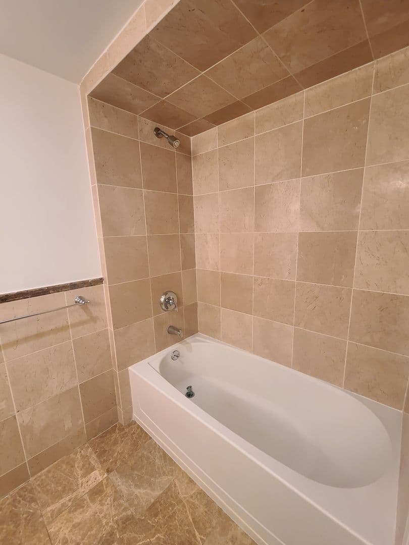 White Plains Apartment: 6 City Place