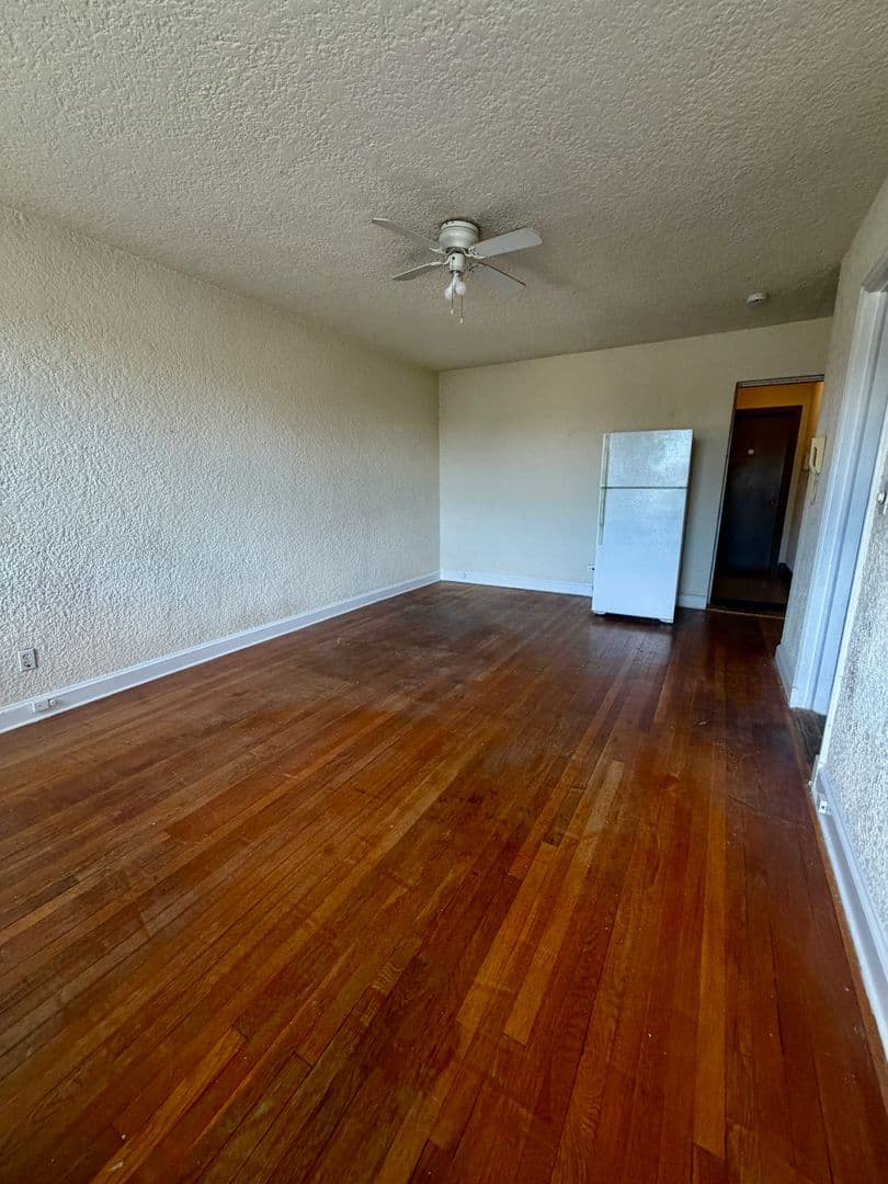 White Plains Apartment: 208 North Kensico Ave - Residential