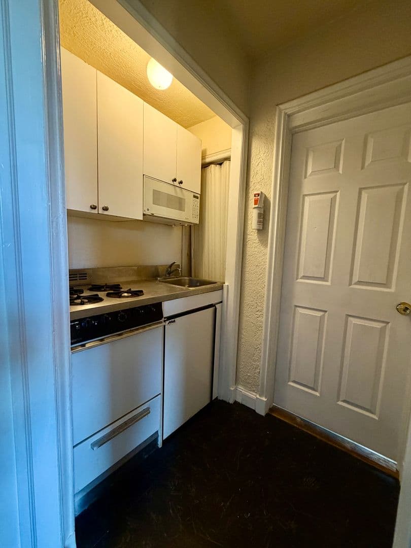 White Plains Apartment: 208 North Kensico Ave - Residential