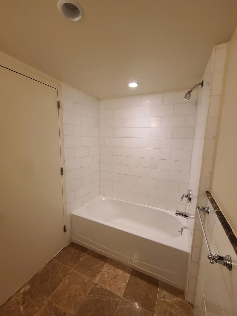 White Plains Apartment: 6 City Place