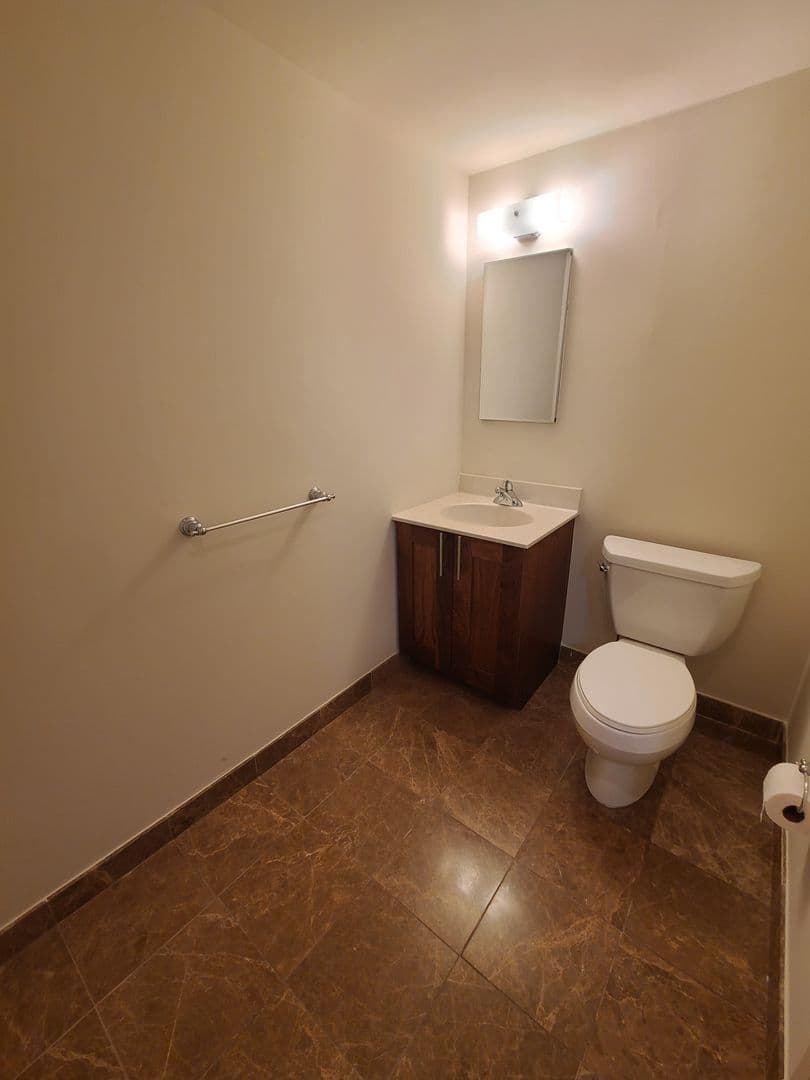 White Plains Apartment: 6 City Place