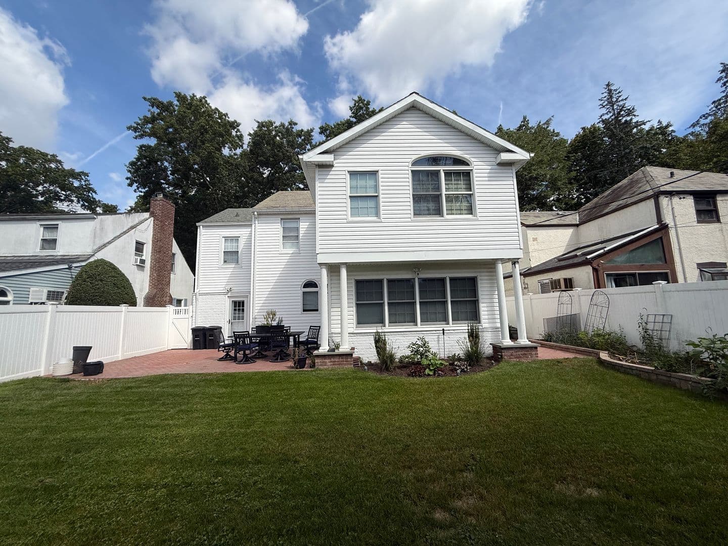 Valley Stream House: 5 Woodland Rd