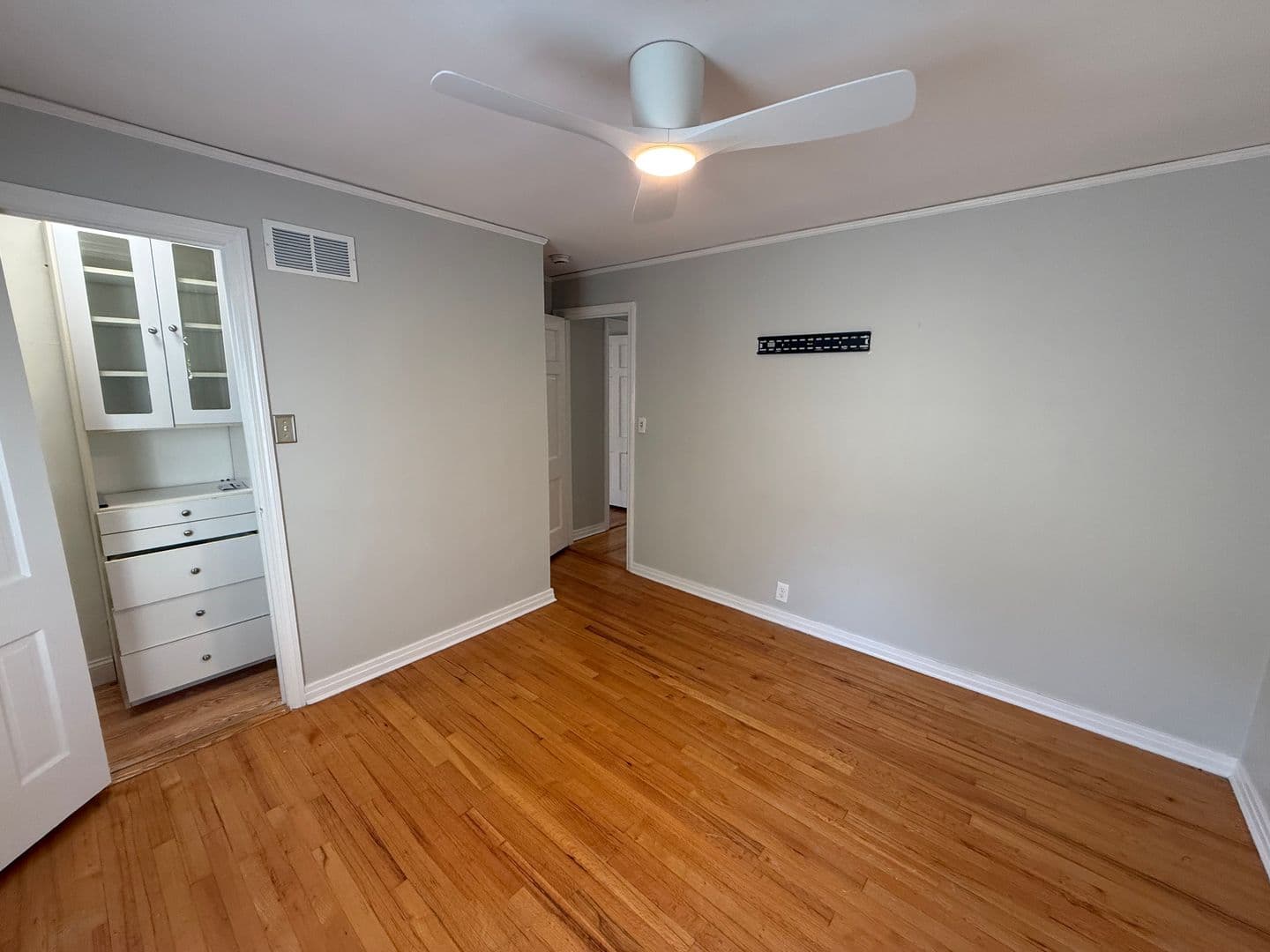 Valley Stream House: 5 Woodland Rd