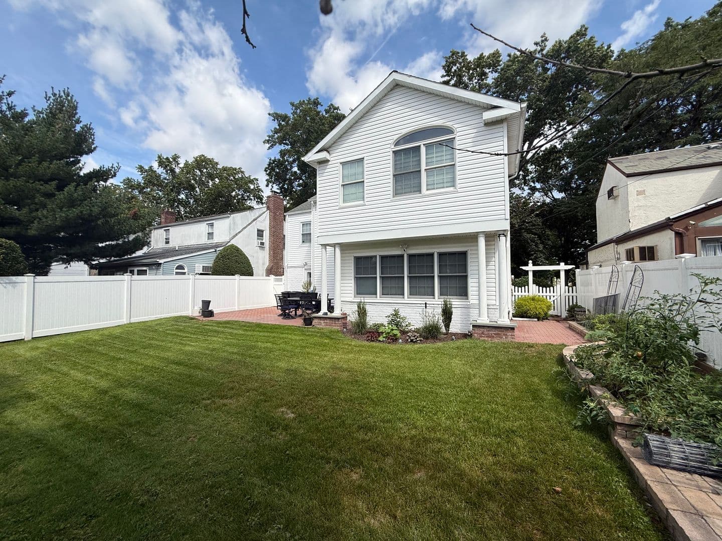 Valley Stream House: 5 Woodland Rd