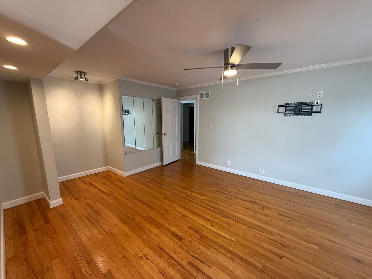 Valley Stream House: 5 Woodland Rd