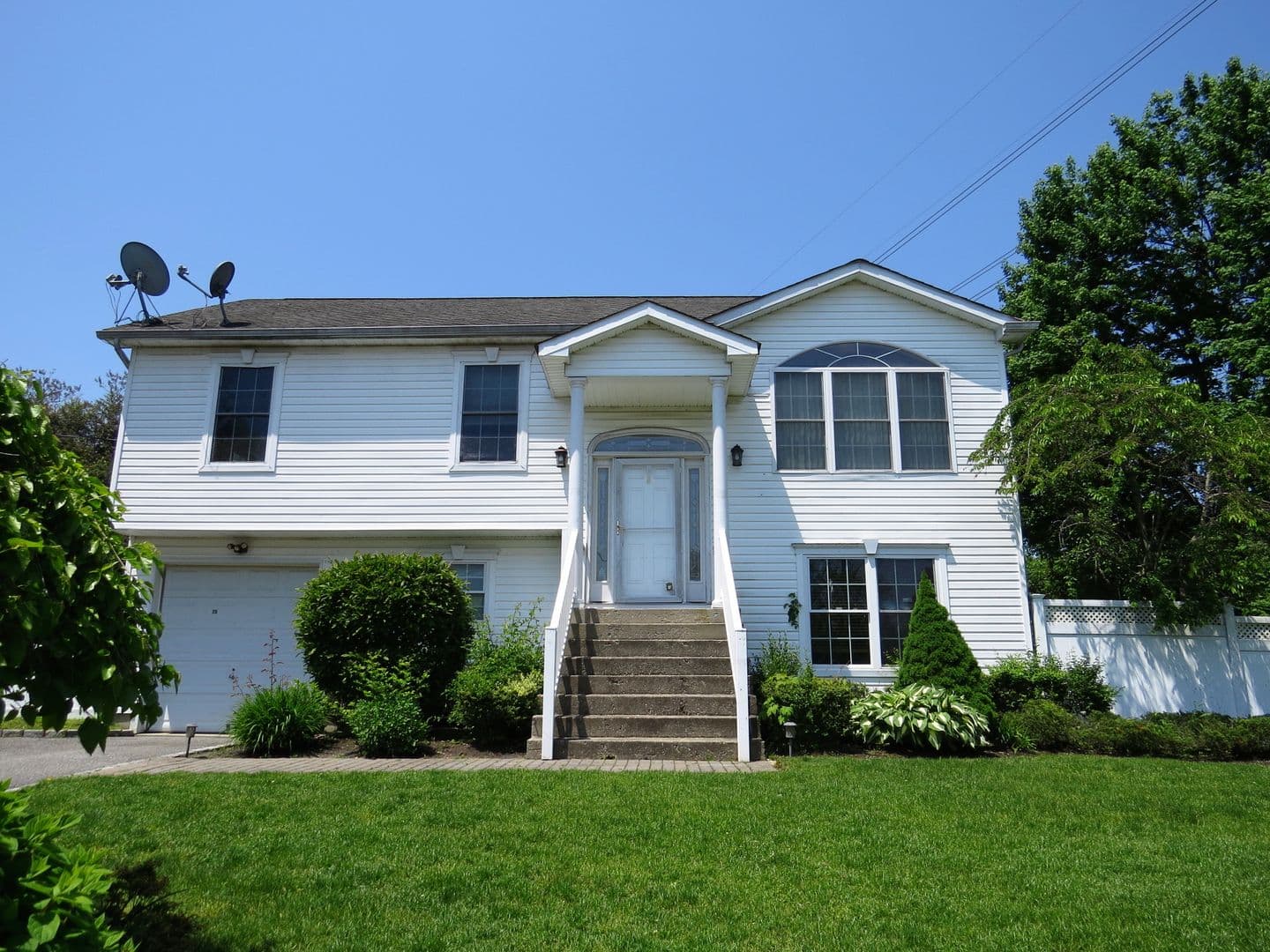 Dix Hills House: 25 Dickens Avenue