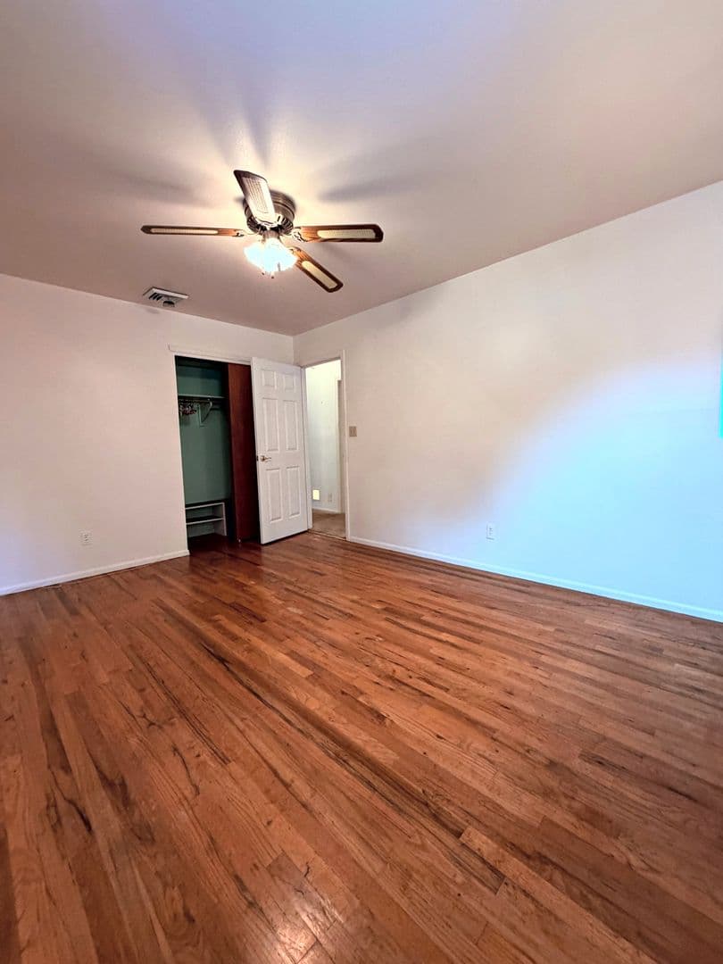 Deer Park House: 4 Westwood Ave