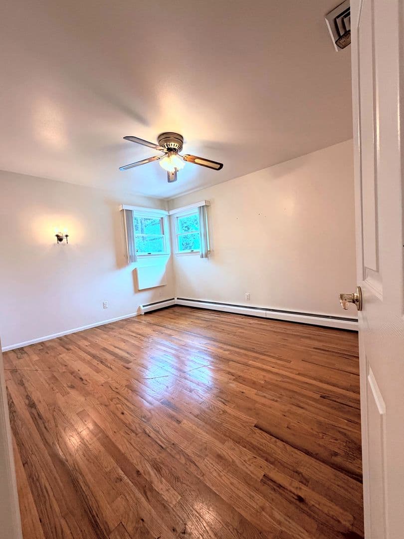 Deer Park House: 4 Westwood Ave