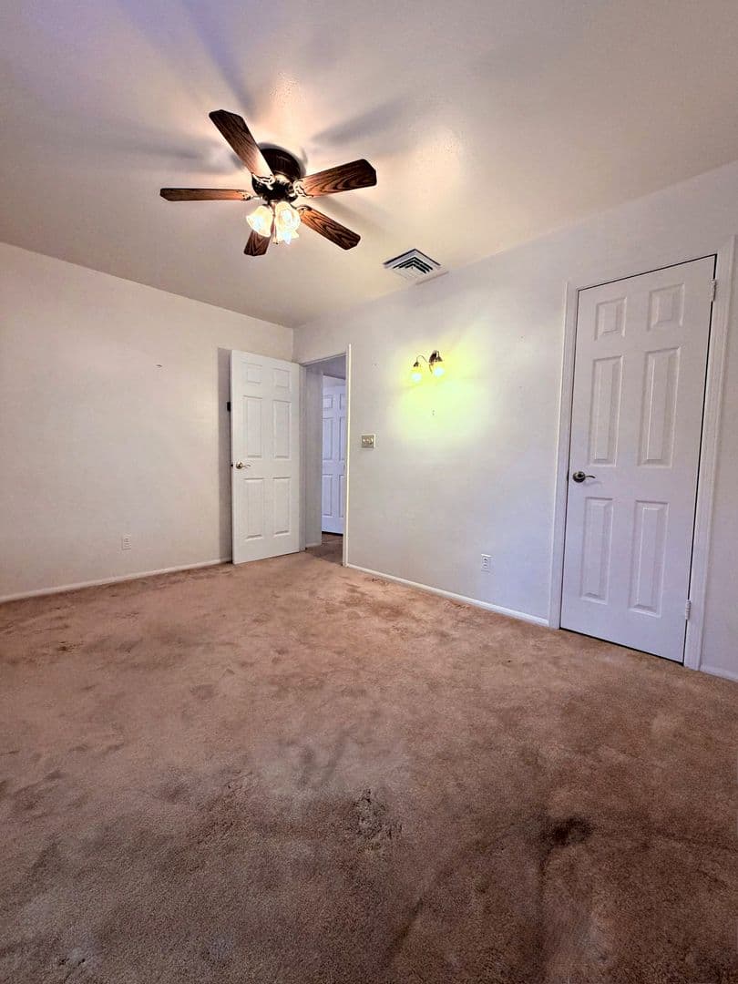 Deer Park House: 4 Westwood Ave