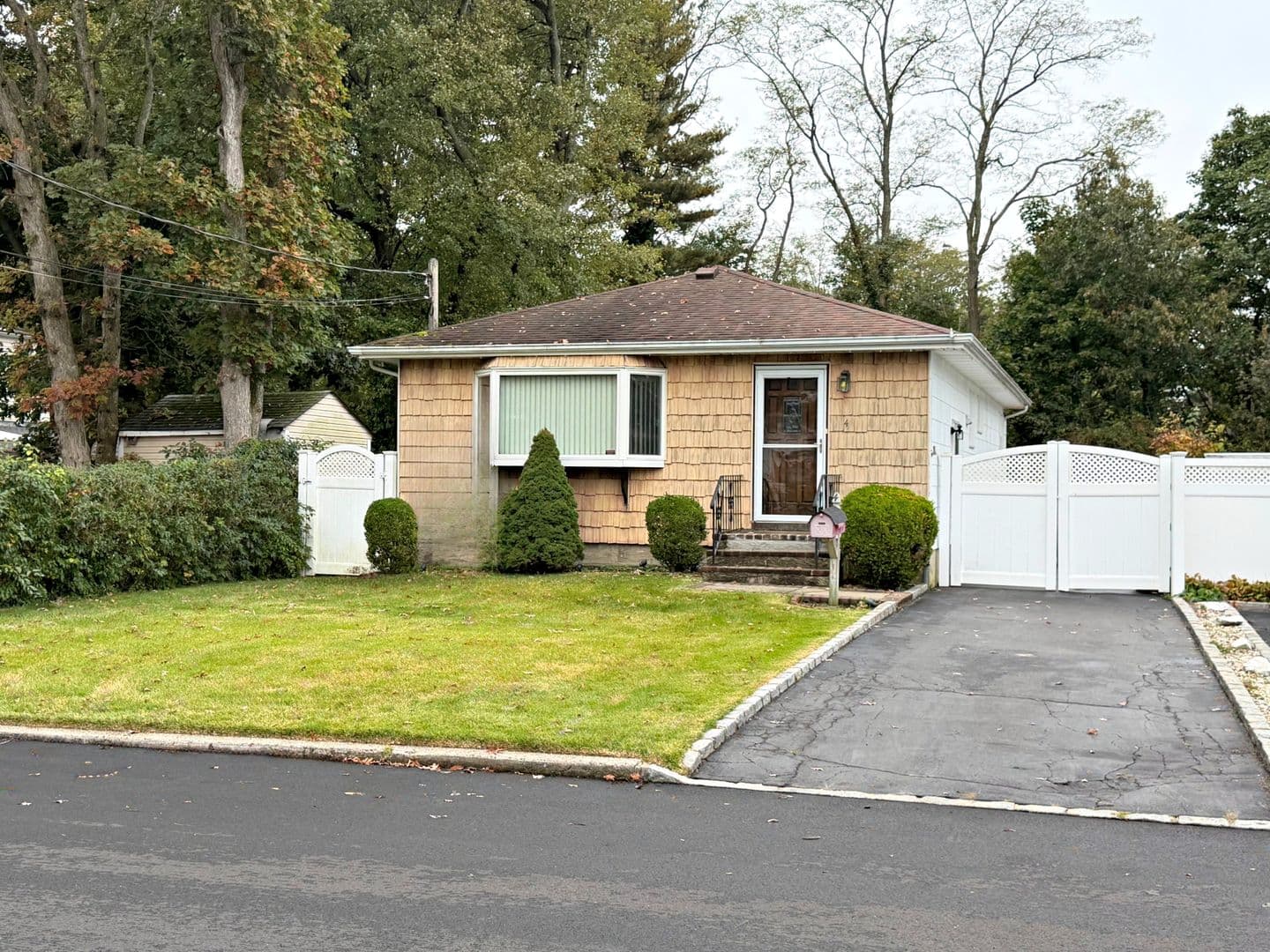 Deer Park House: 4 Westwood Ave