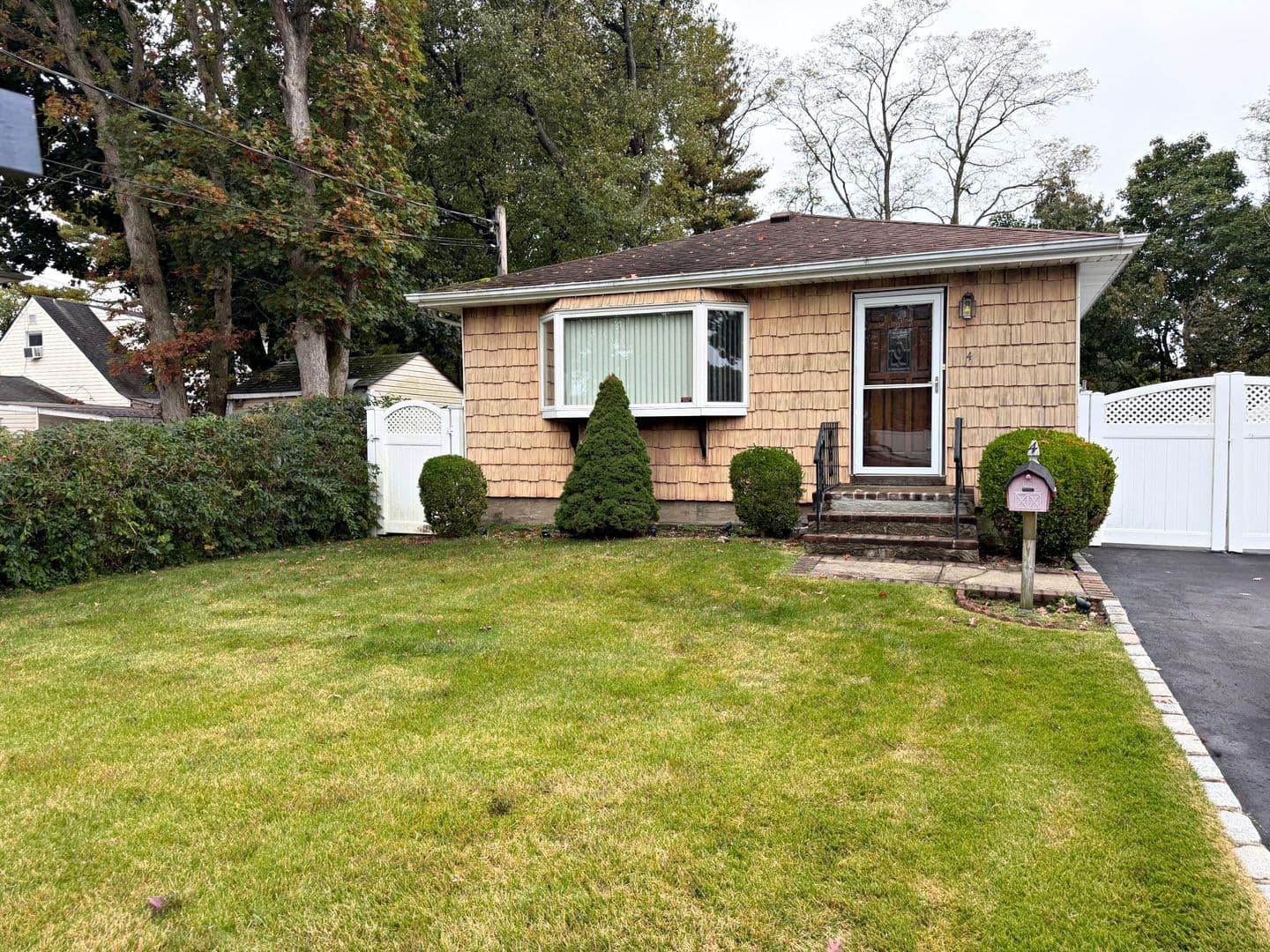 Deer Park House: 4 Westwood Ave