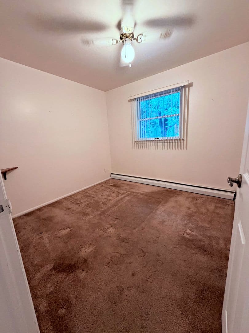 Deer Park House: 4 Westwood Ave