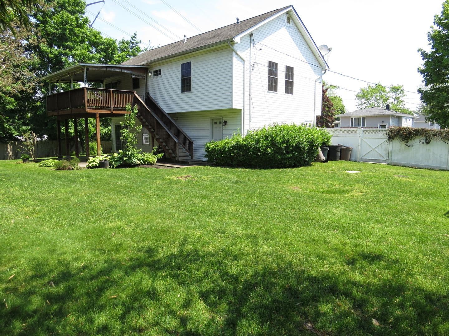 Dix Hills House: 25 Dickens Avenue