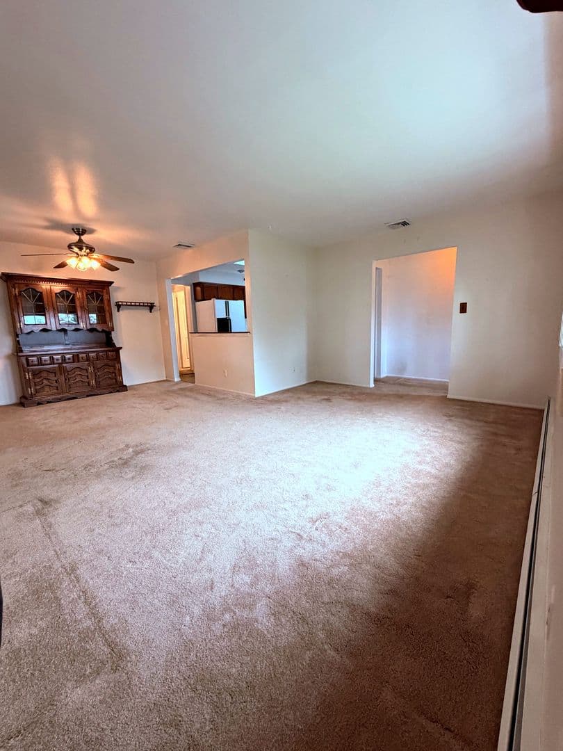 Deer Park House: 4 Westwood Ave