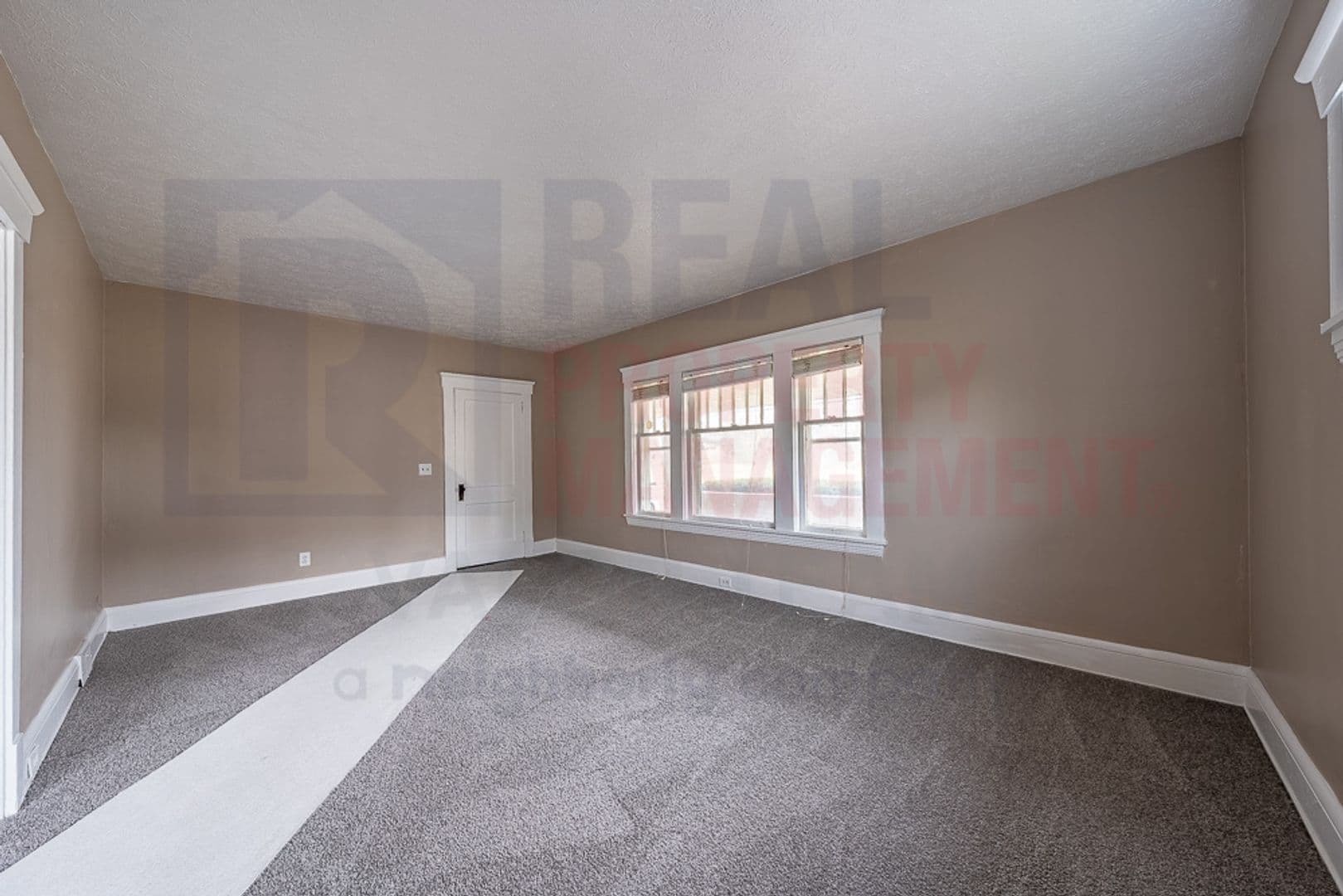 Bedford Apartment: 121 Logan St