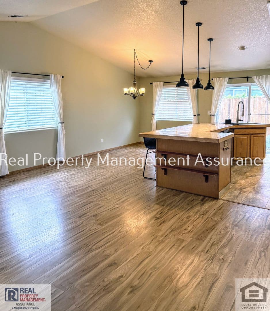 Hillsboro House: 2383 SE 61st Ln