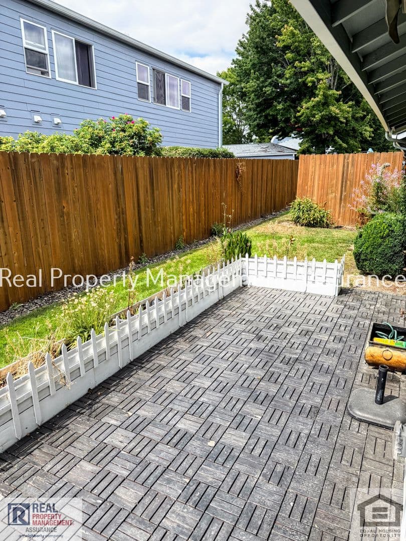 Hillsboro House: 2383 SE 61st Ln