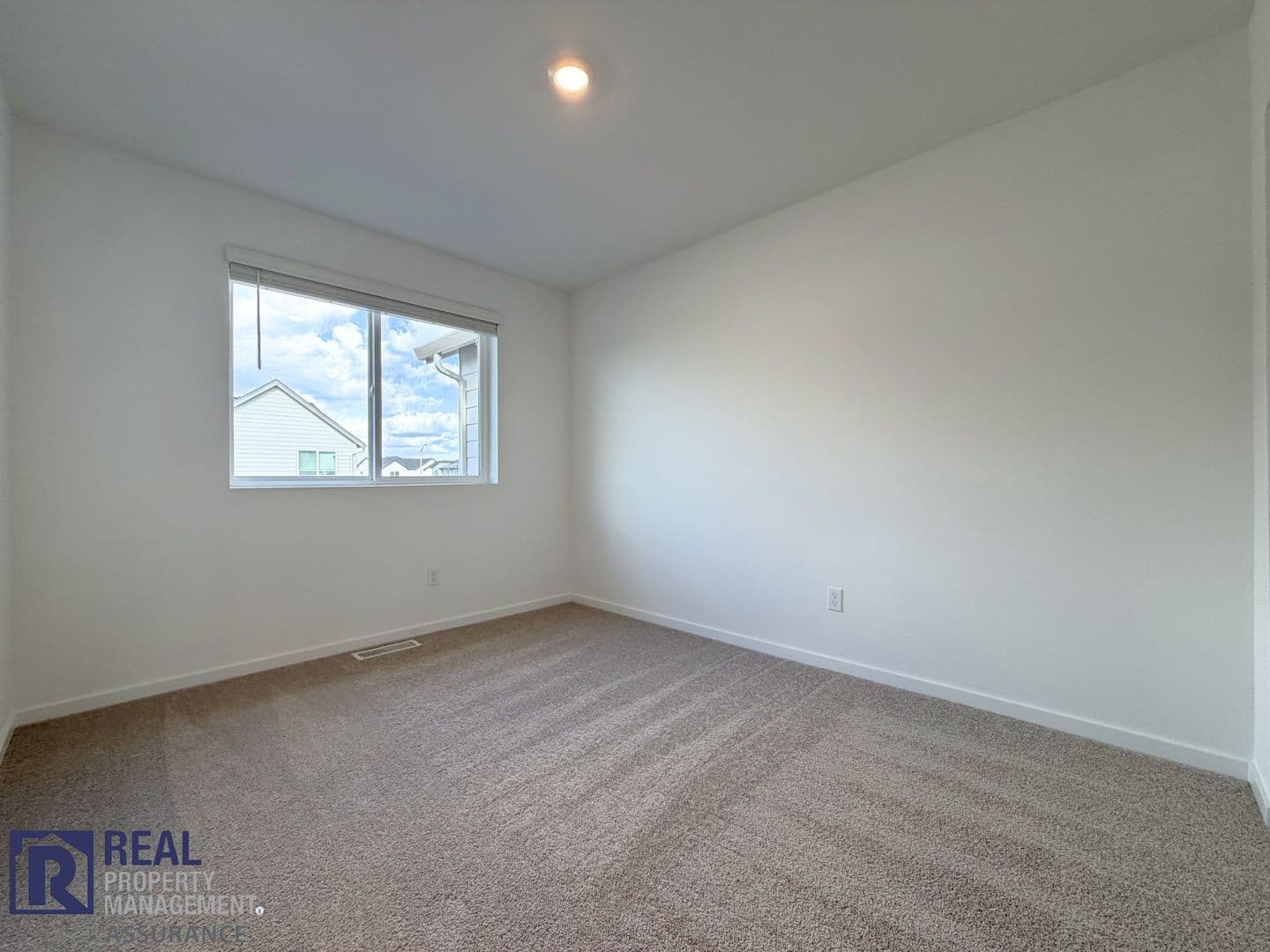 Woodburn Townhome: 521 Upland Ave