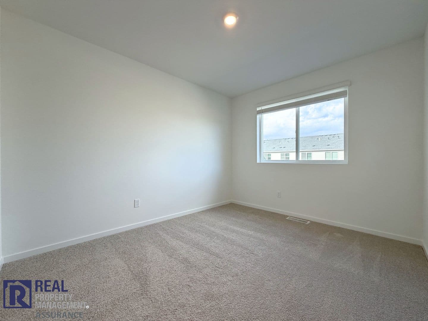 Woodburn Townhome: 521 Upland Ave