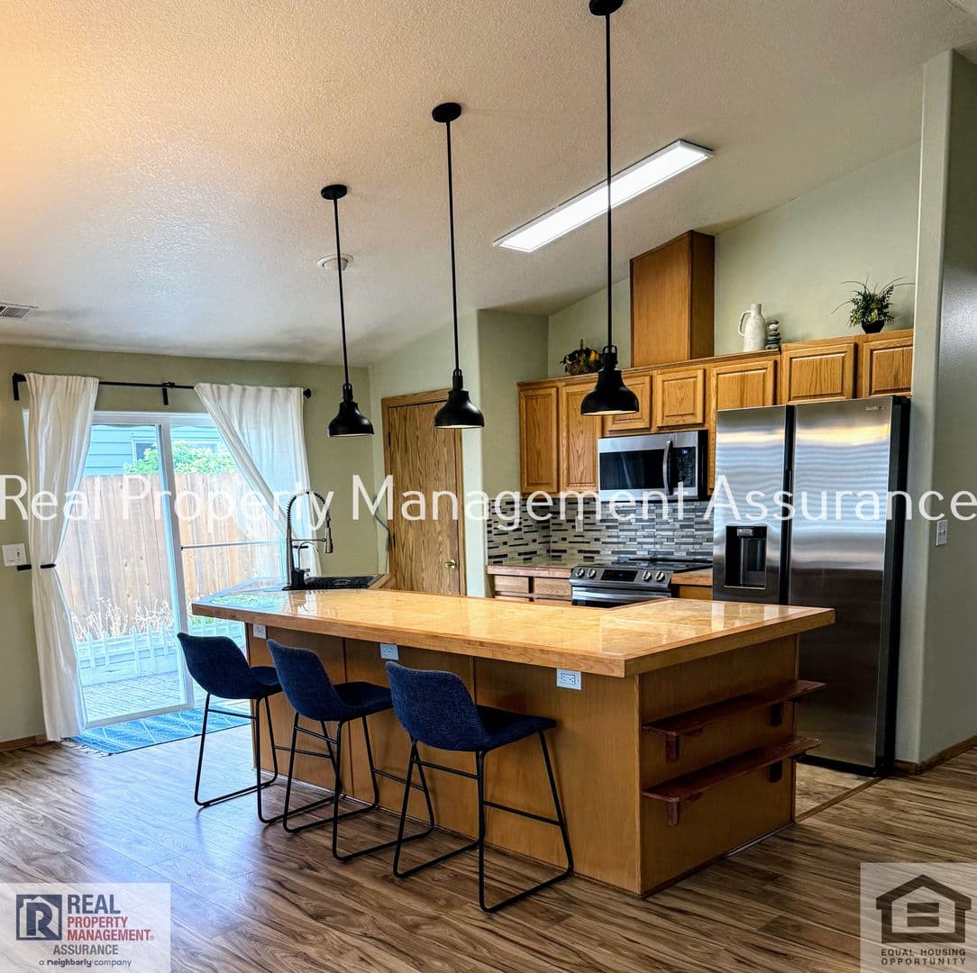 Hillsboro House: 2383 SE 61st Ln