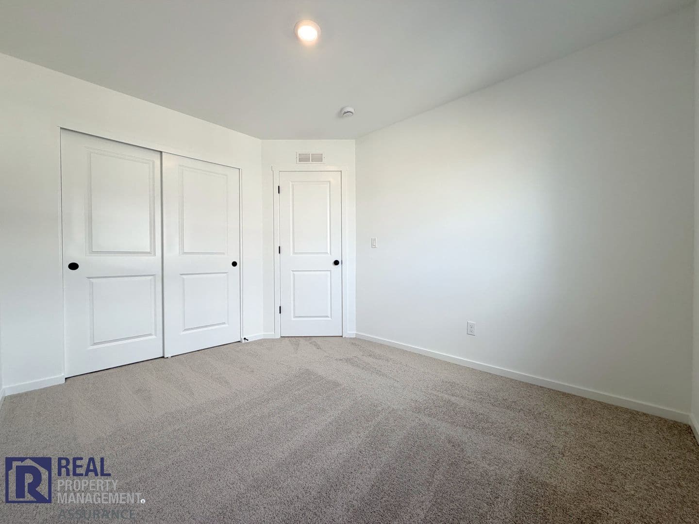 Woodburn Townhome: 521 Upland Ave