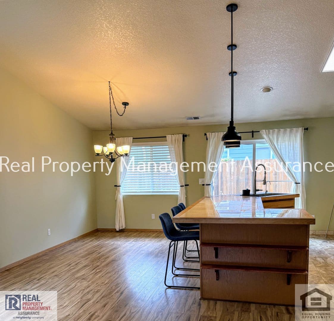 Hillsboro House: 2383 SE 61st Ln