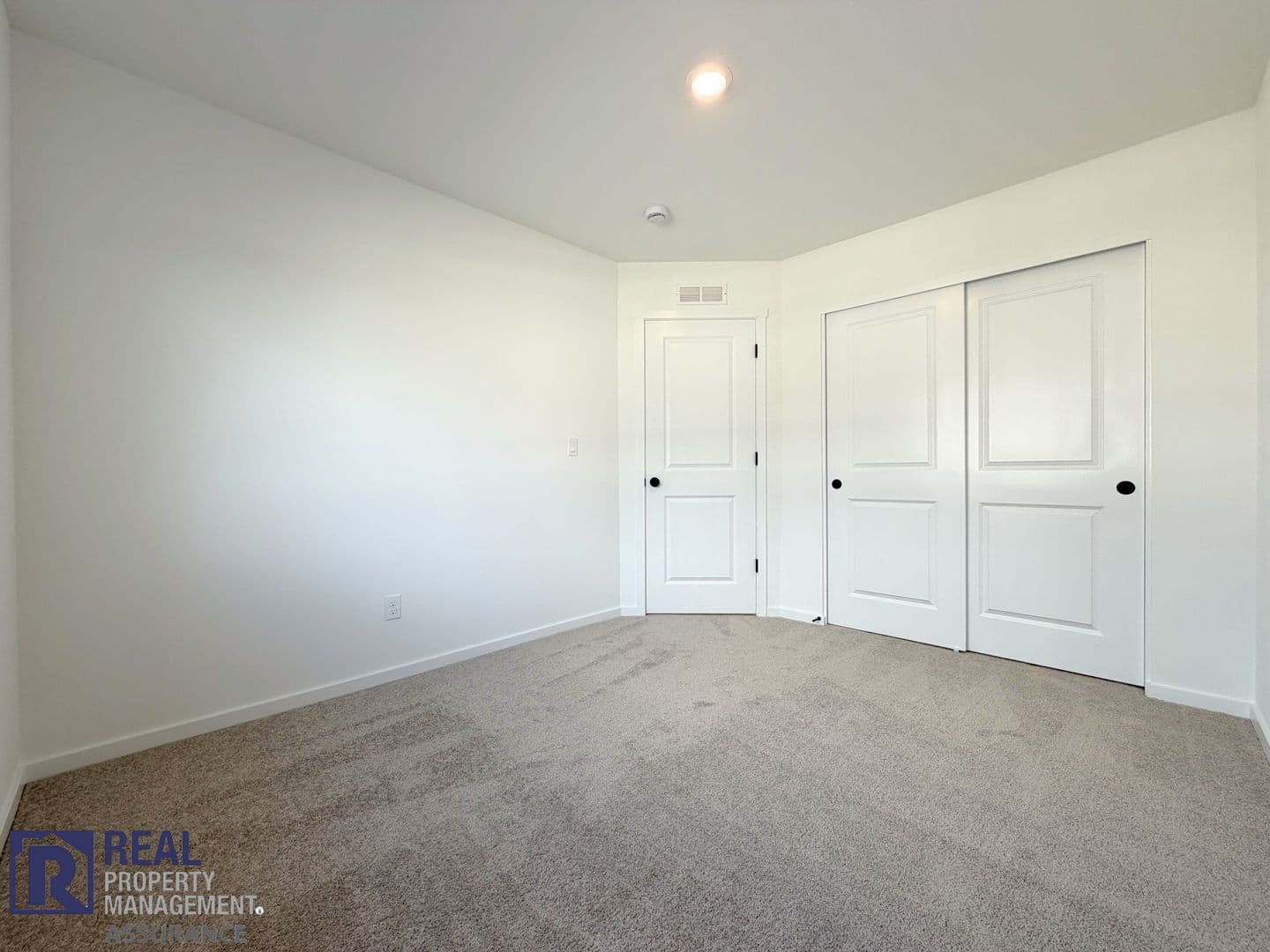 Woodburn Townhome: 521 Upland Ave