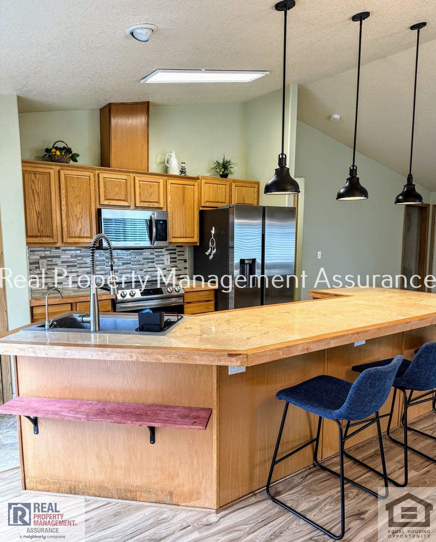 Hillsboro House: 2383 SE 61st Ln