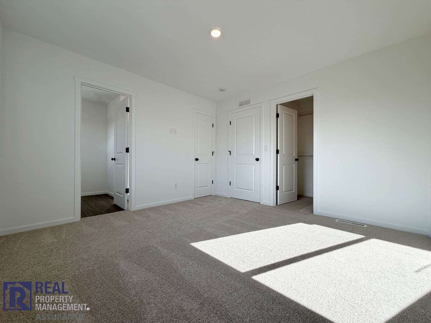 Woodburn Townhome: 521 Upland Ave