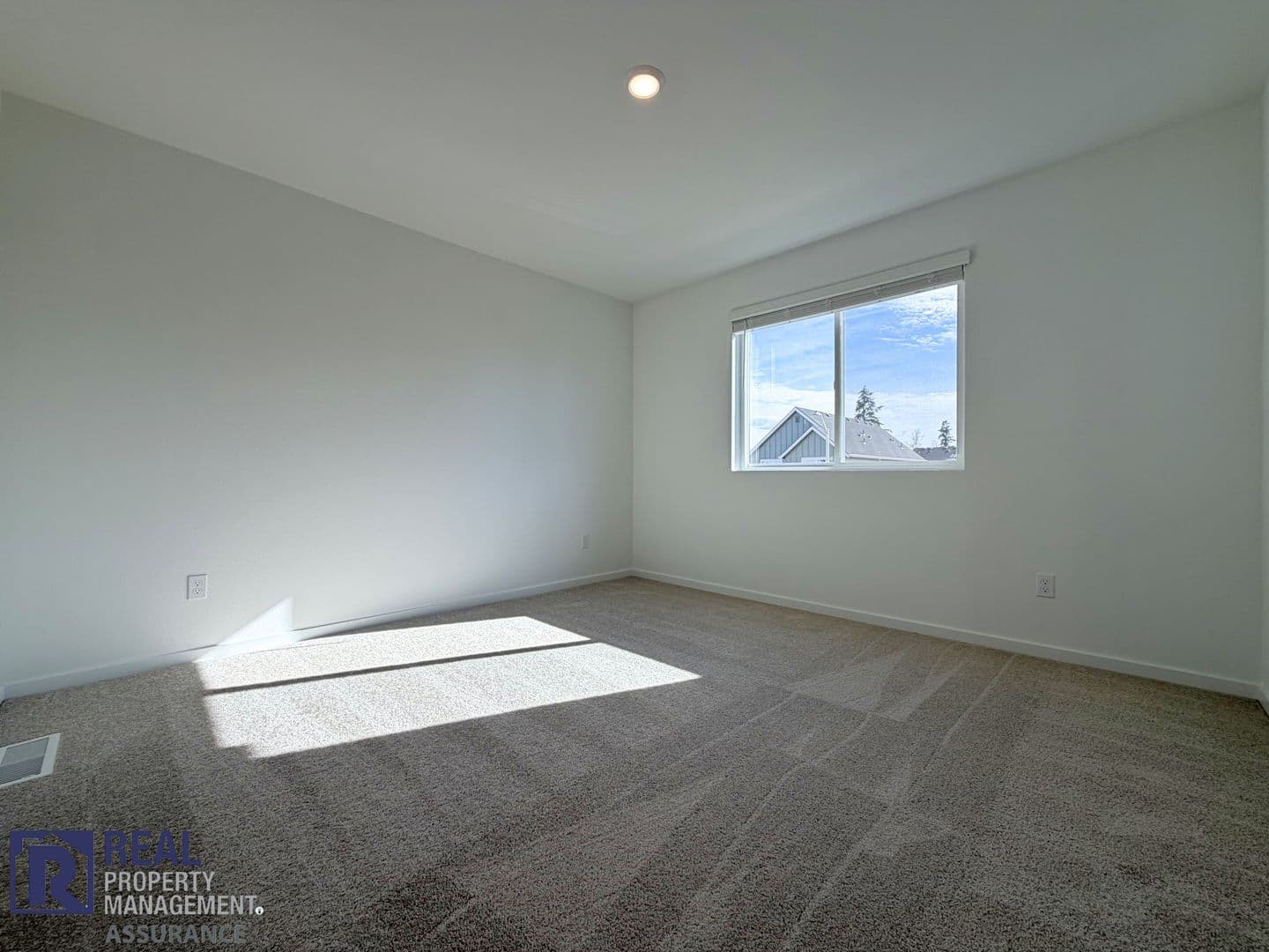 Woodburn Townhome: 521 Upland Ave