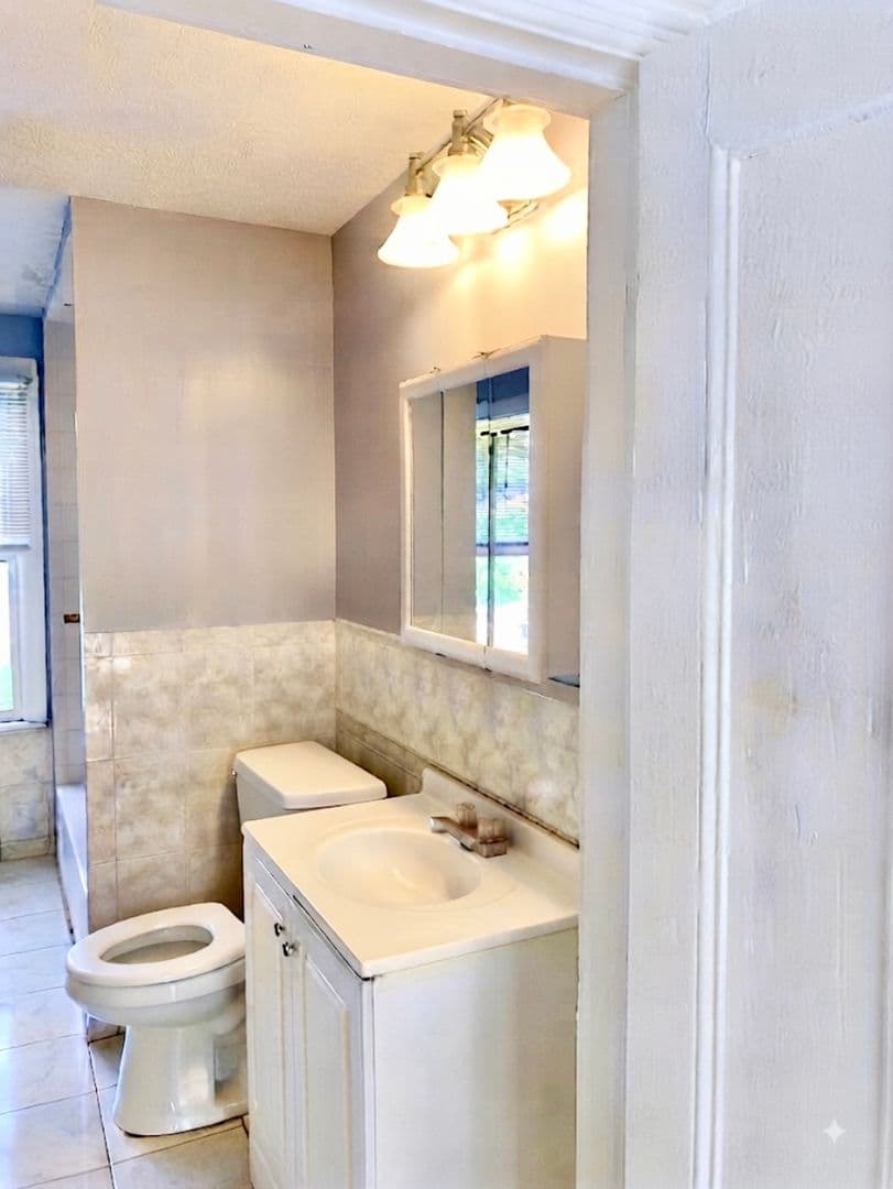 Providence Apartment: 72 Pocasset Avenue