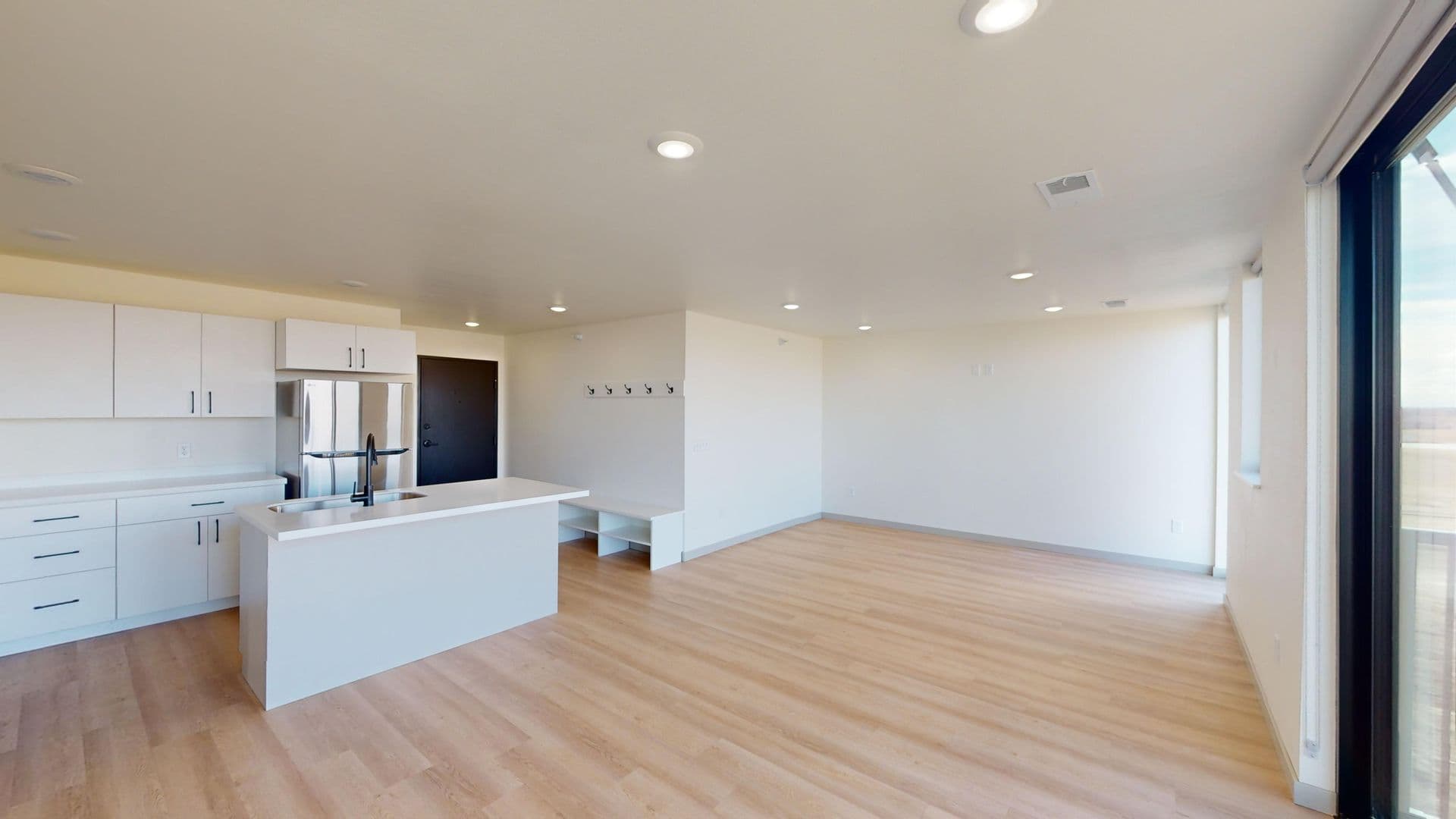 Brandon Apartment: 2401 E Country Club Ave