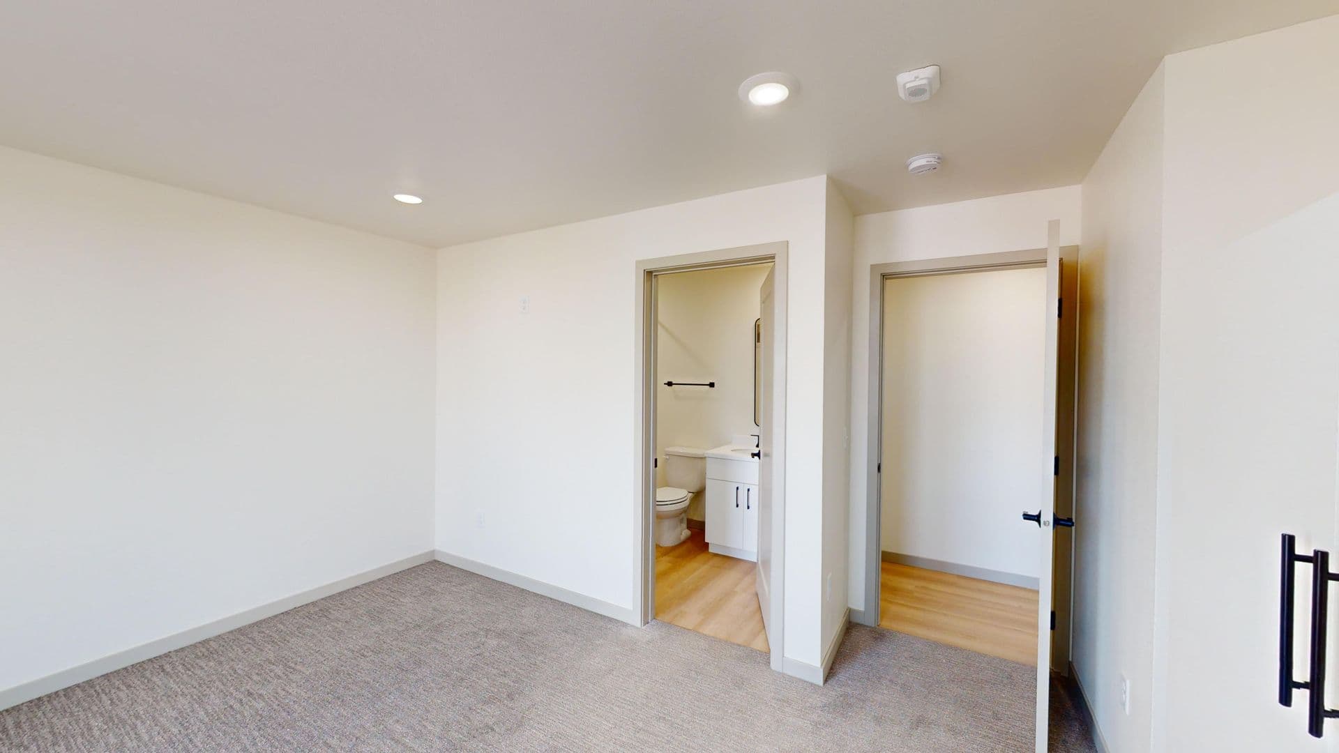 Brandon Apartment: 2401 E Country Club Ave