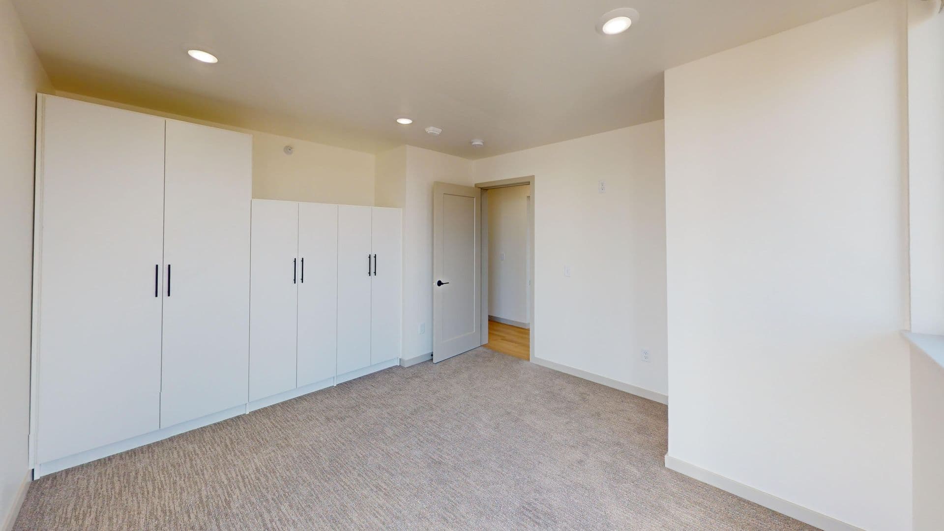 Brandon Apartment: 2401 E Country Club Ave