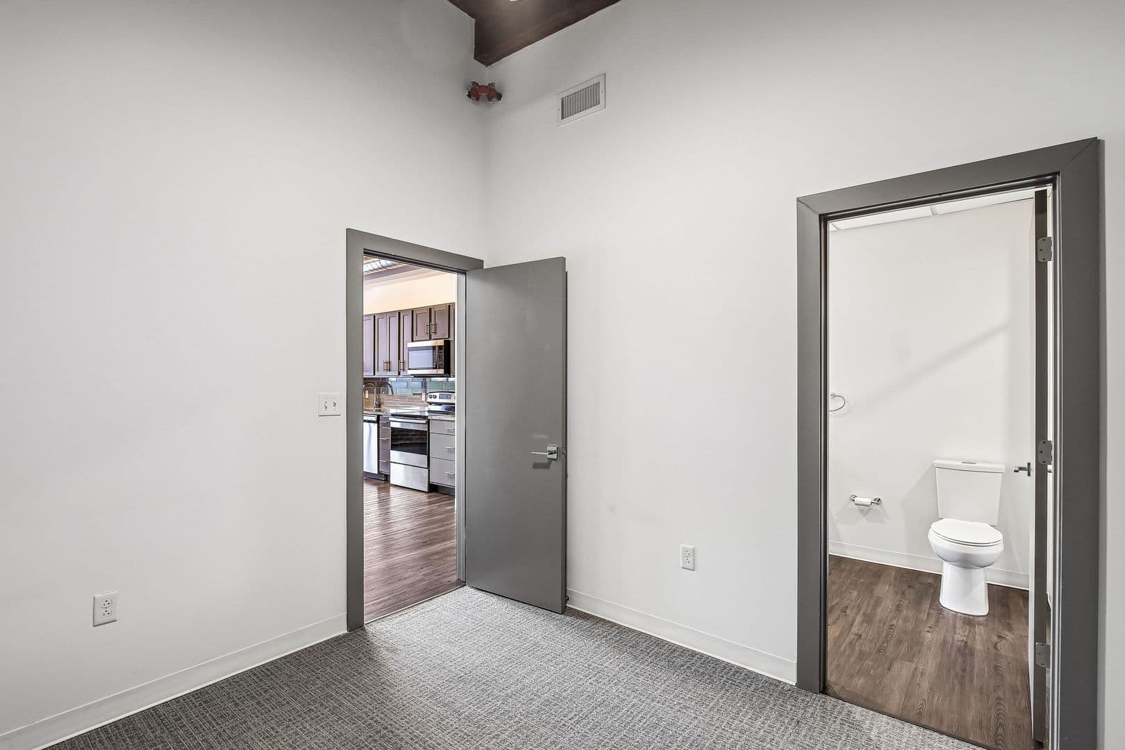 Leavenworth Apartment: 1100 N 2nd St