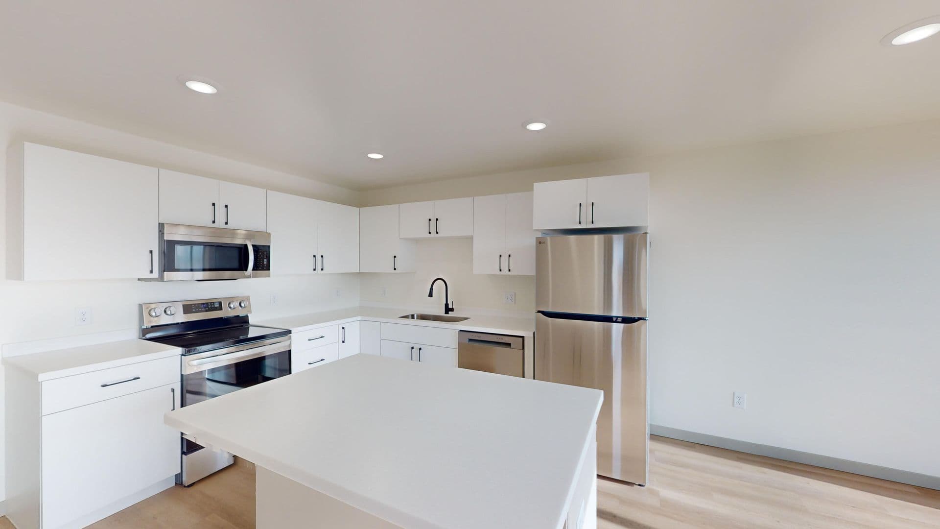 Brandon Apartment: 2401 E Country Club Ave