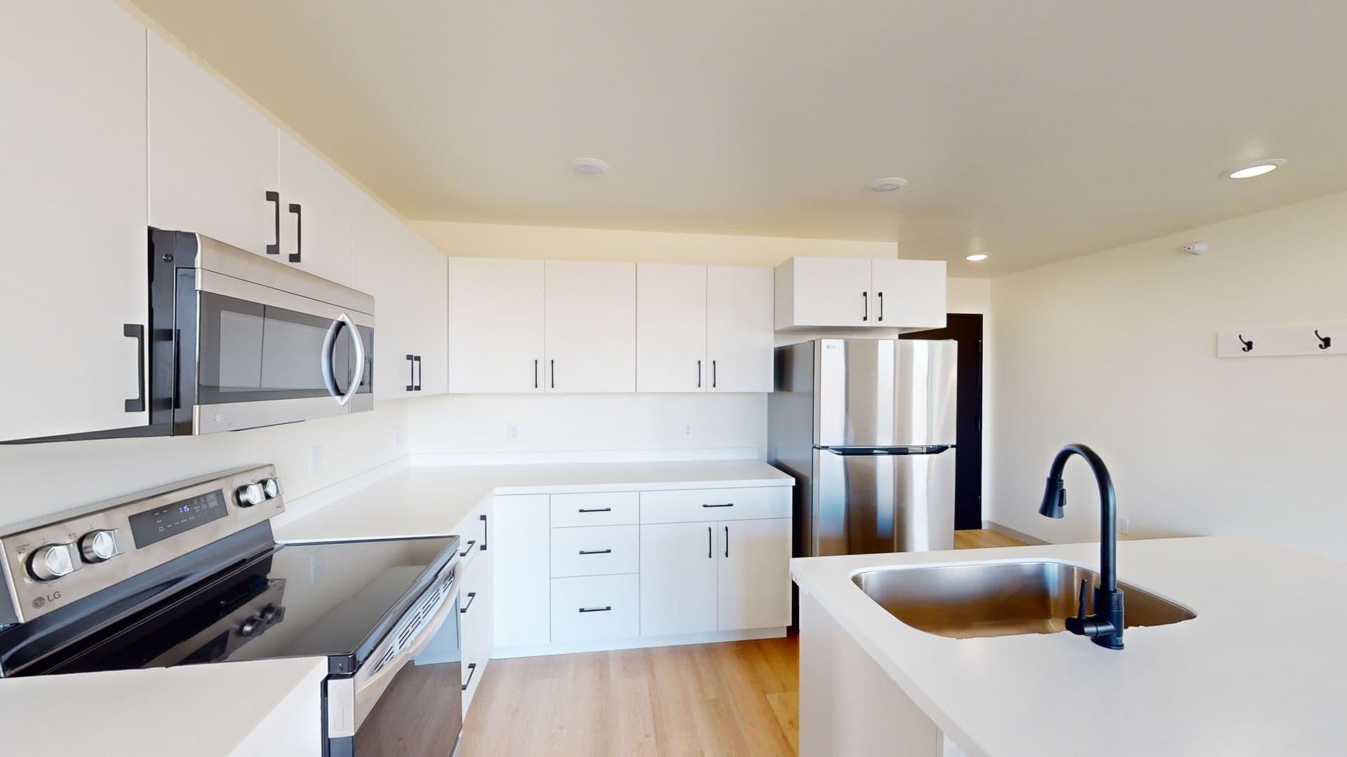 Brandon Apartment: 2401 E Country Club Ave