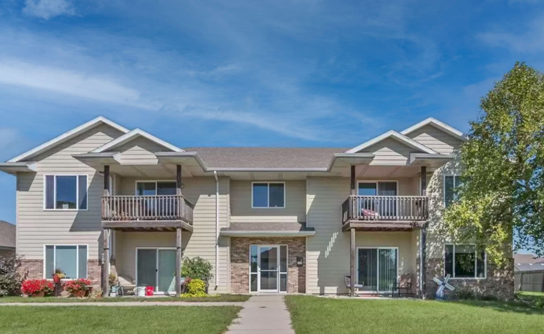 Brandon Apartment: 900 N Joslyn Drive