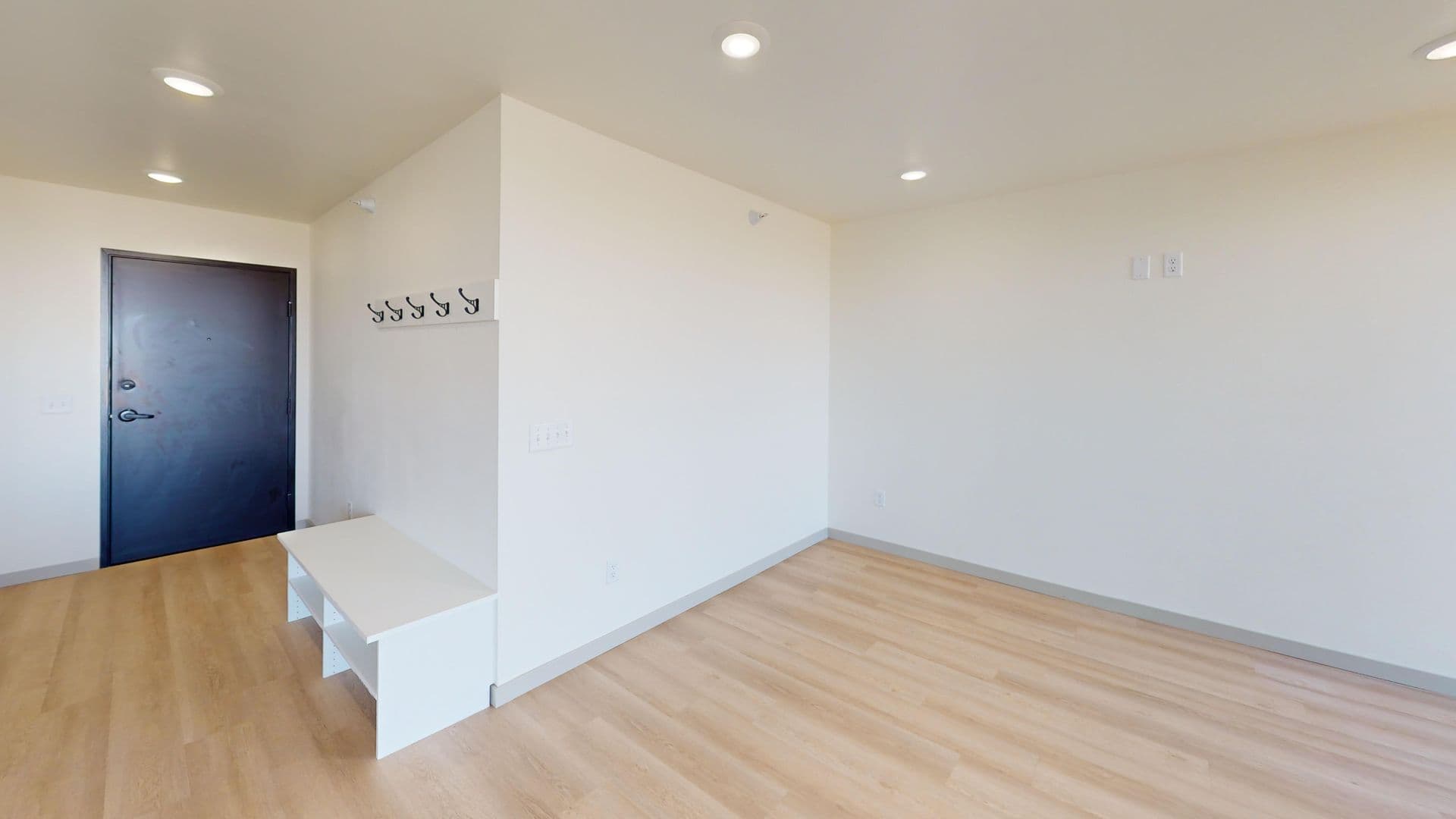 Brandon Apartment: 2401 E Country Club Ave