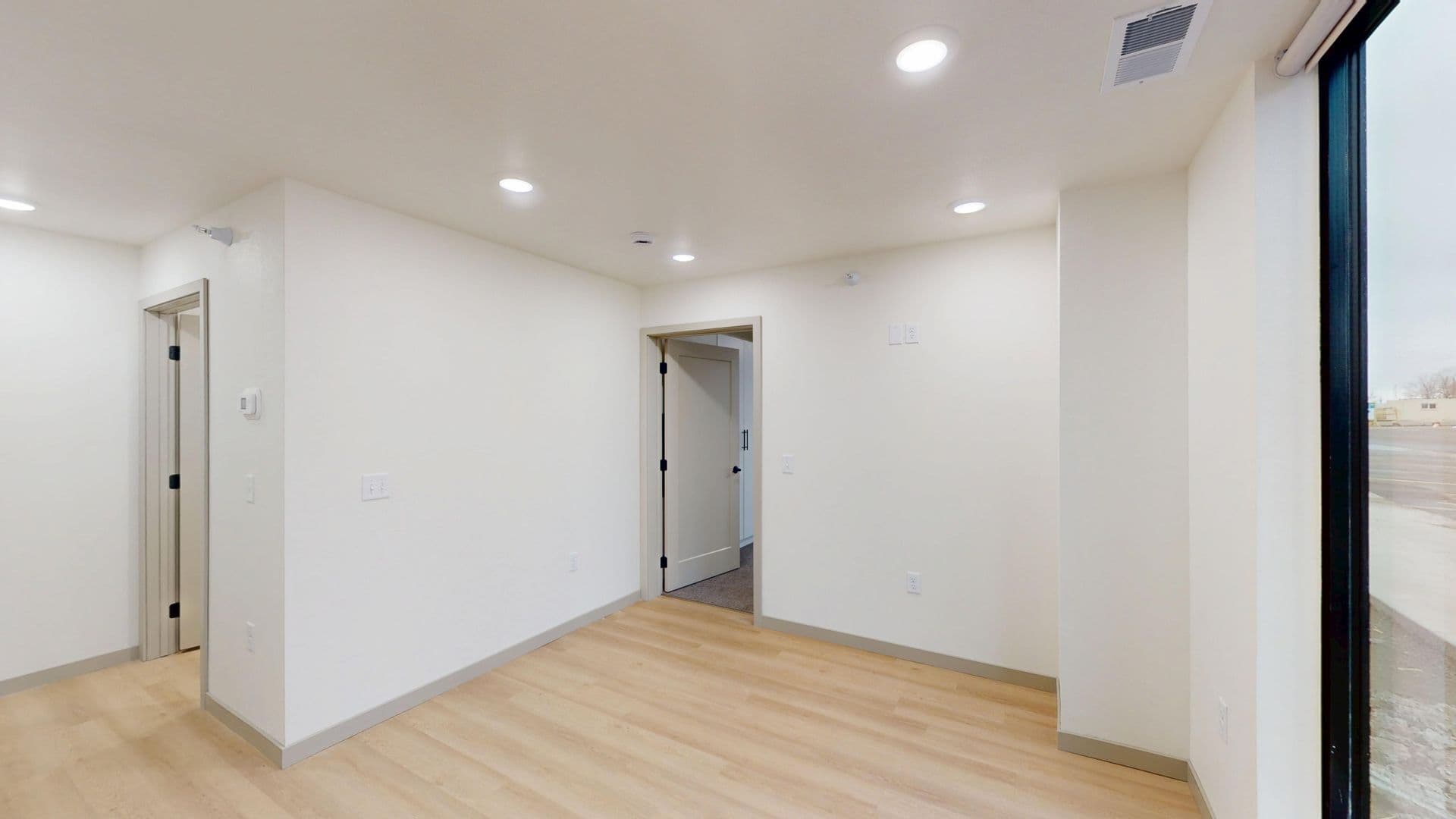 Brandon Apartment: 2401 E Country Club Ave