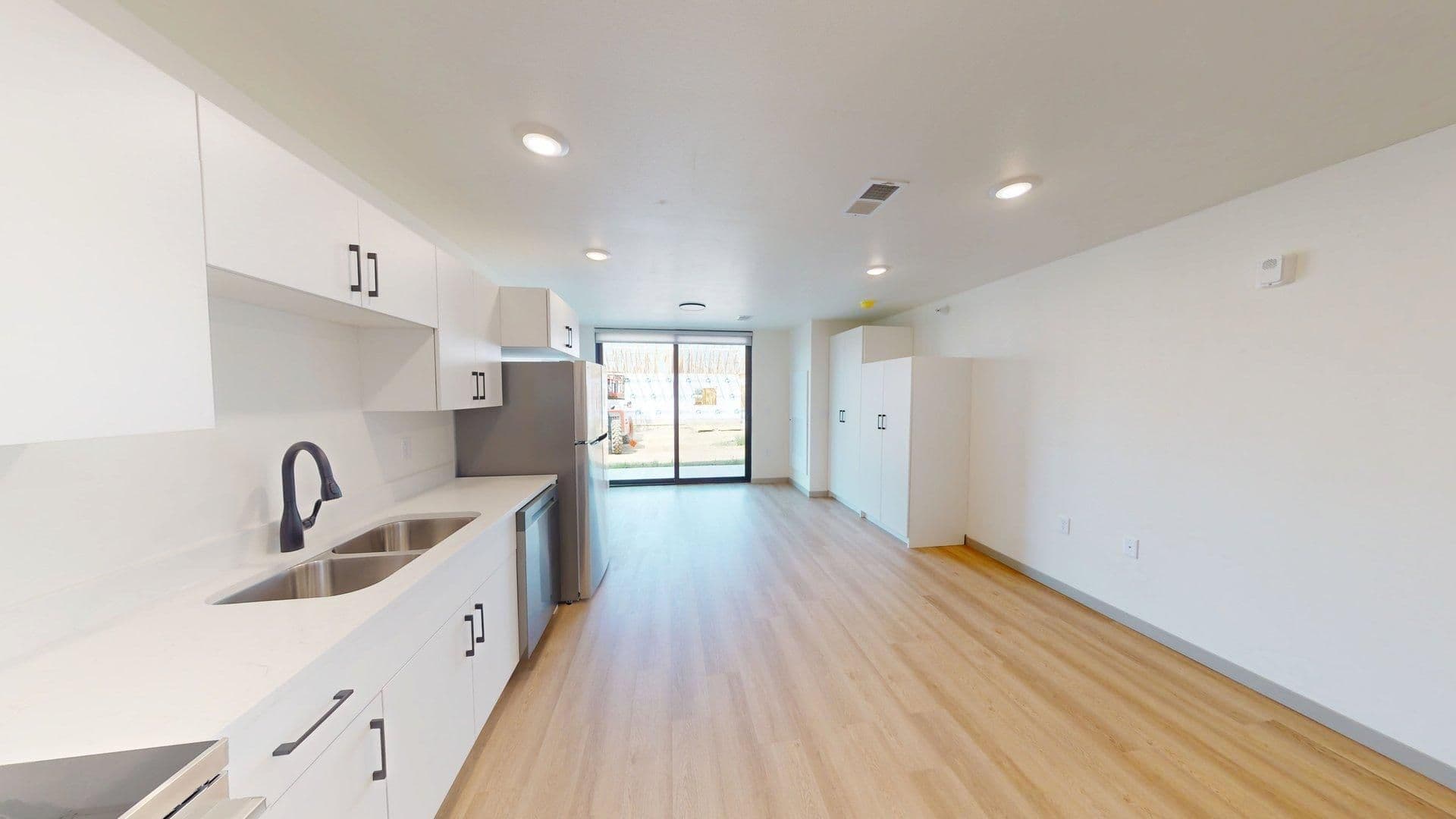 Crooks Apartment: 301 W Dianne St.