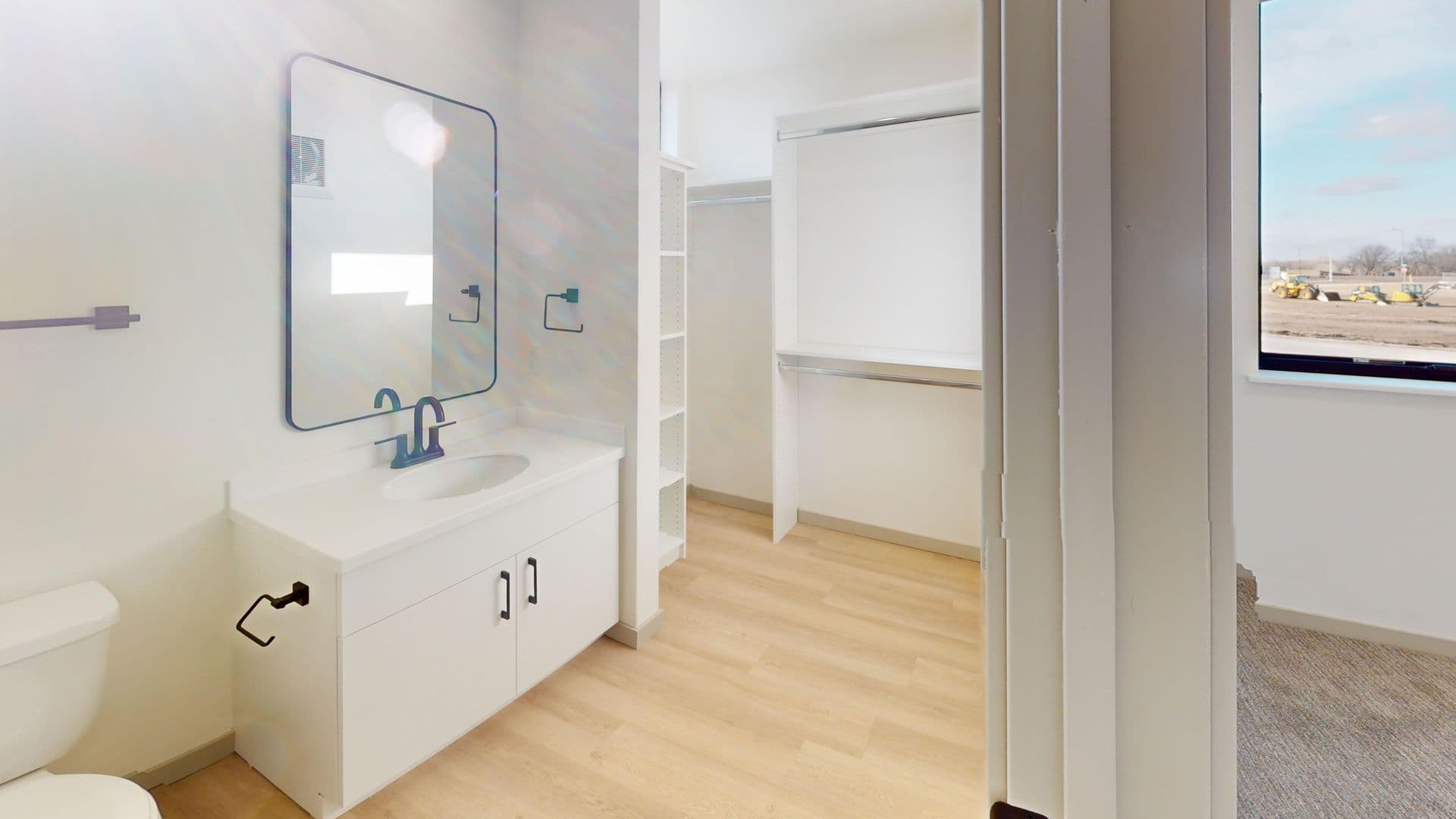 Brandon Apartment: 2401 E Country Club Ave