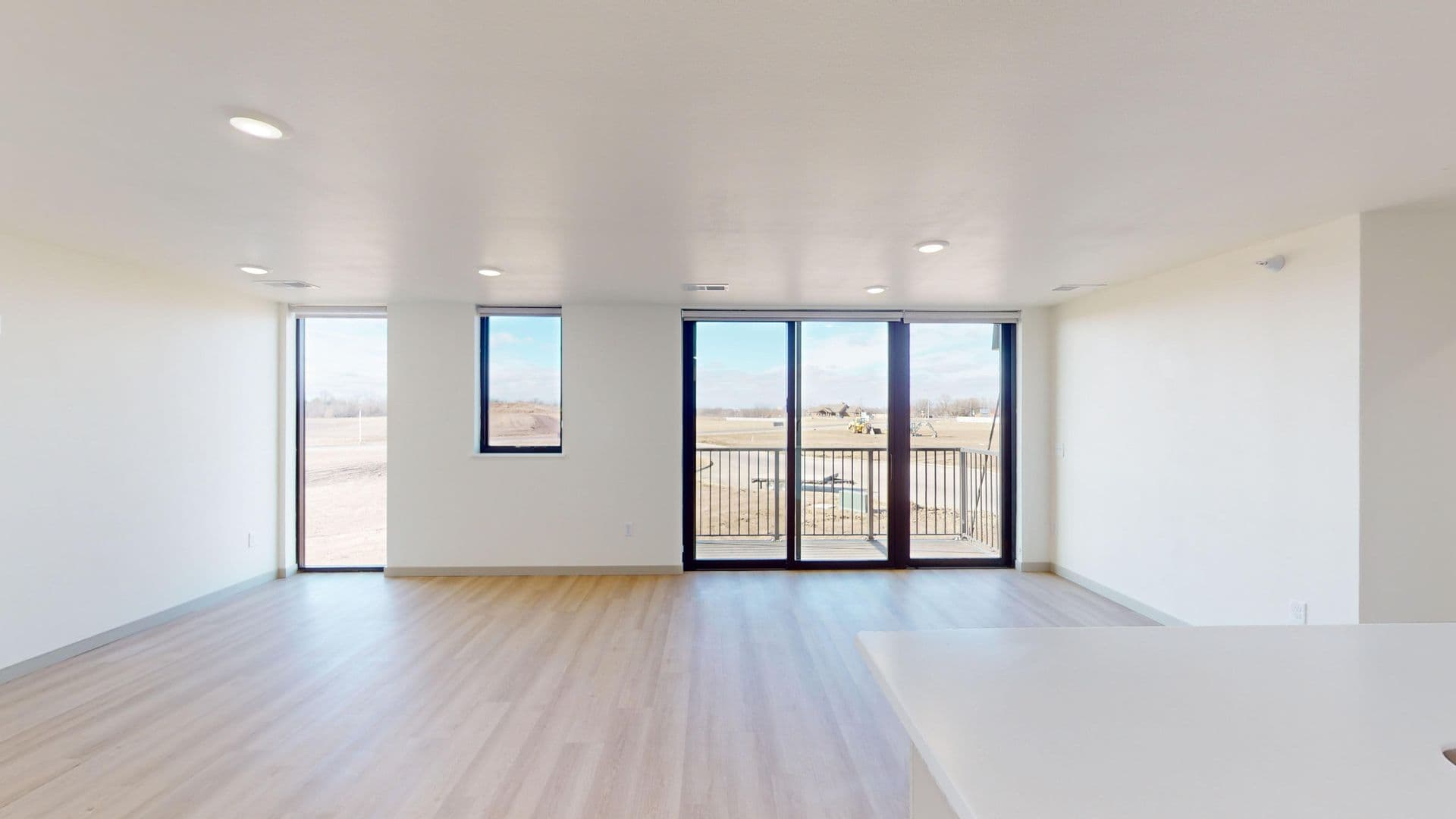 Brandon Apartment: 2401 E Country Club Ave