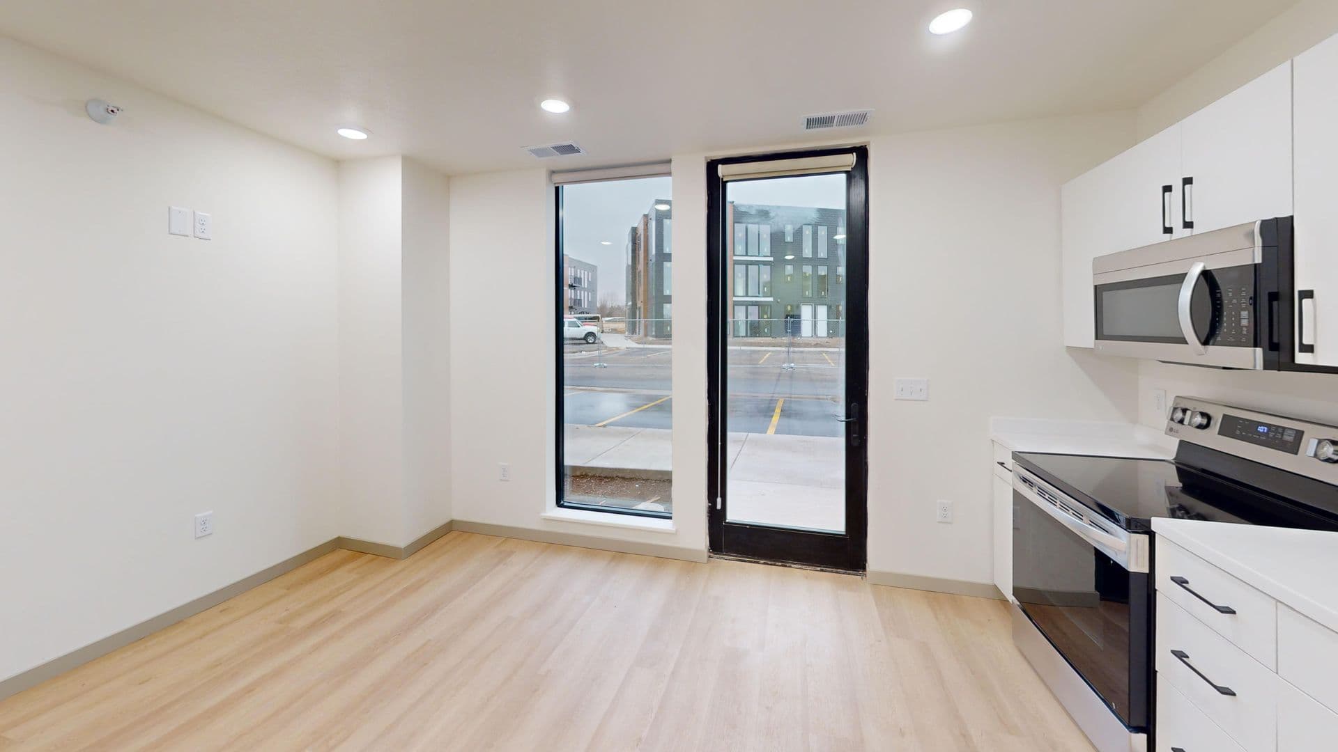 Brandon Apartment: 2401 E Country Club Ave