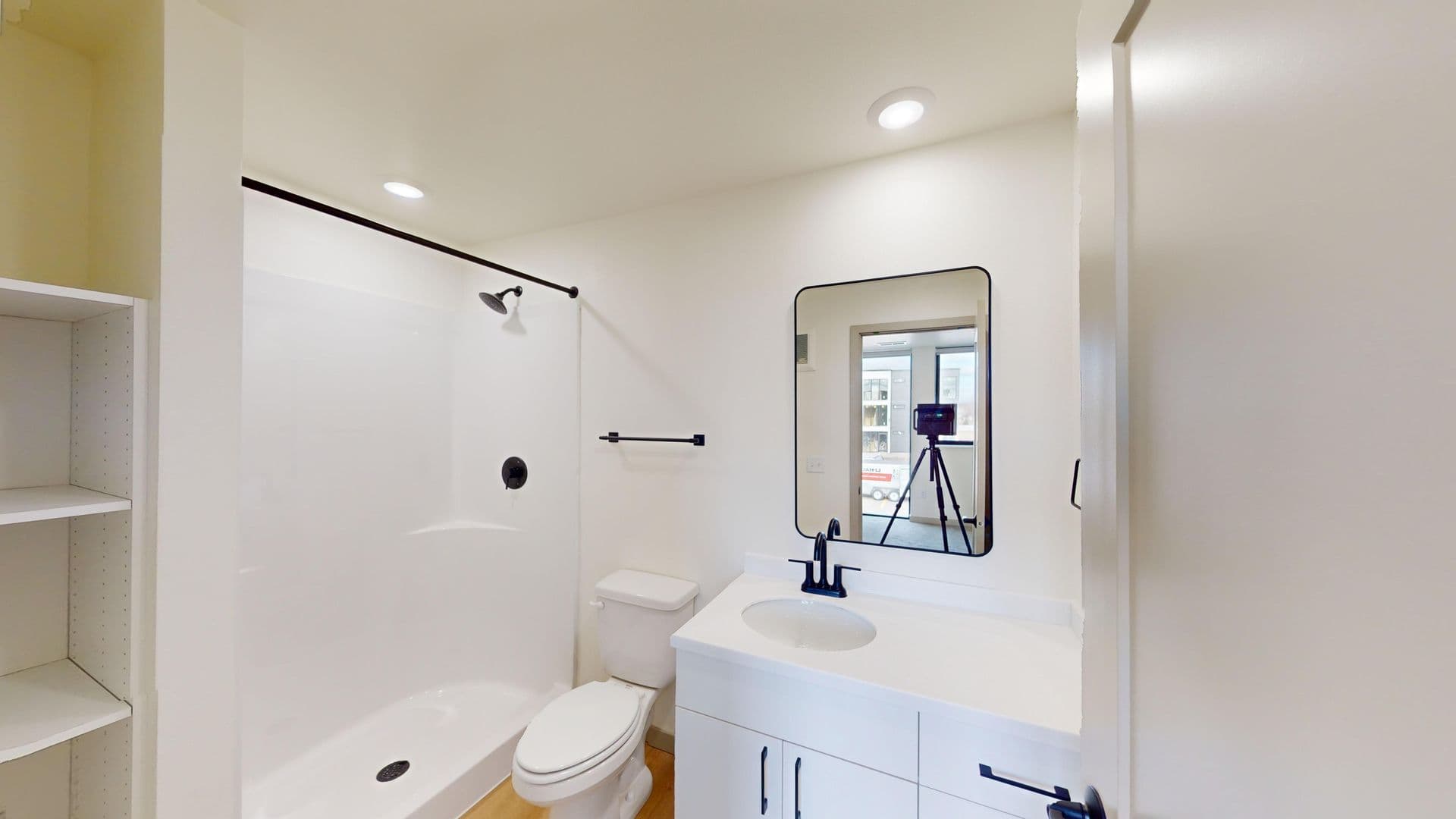 Brandon Apartment: 2401 E Country Club Ave