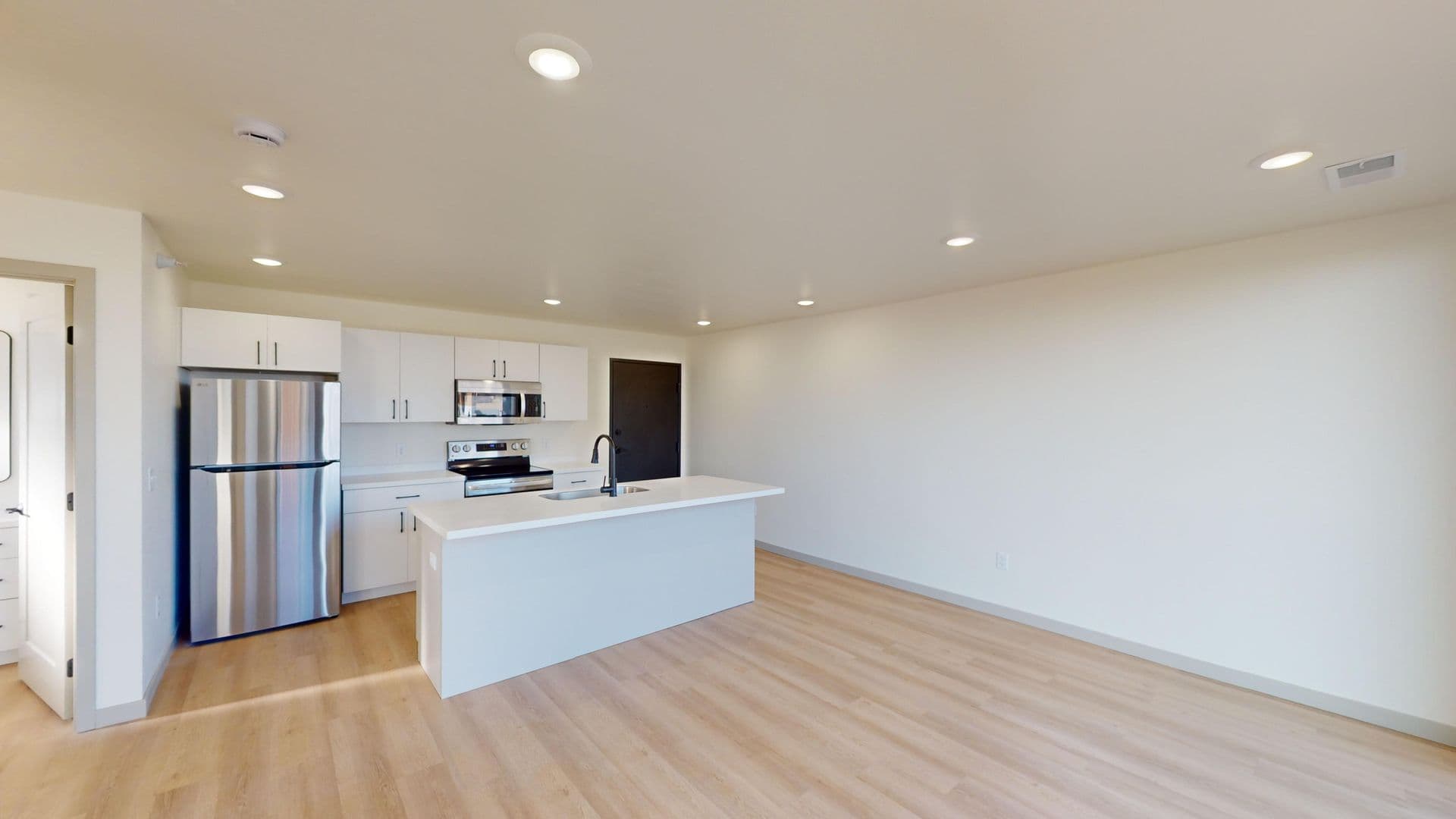 Brandon Apartment: 2401 E Country Club Ave