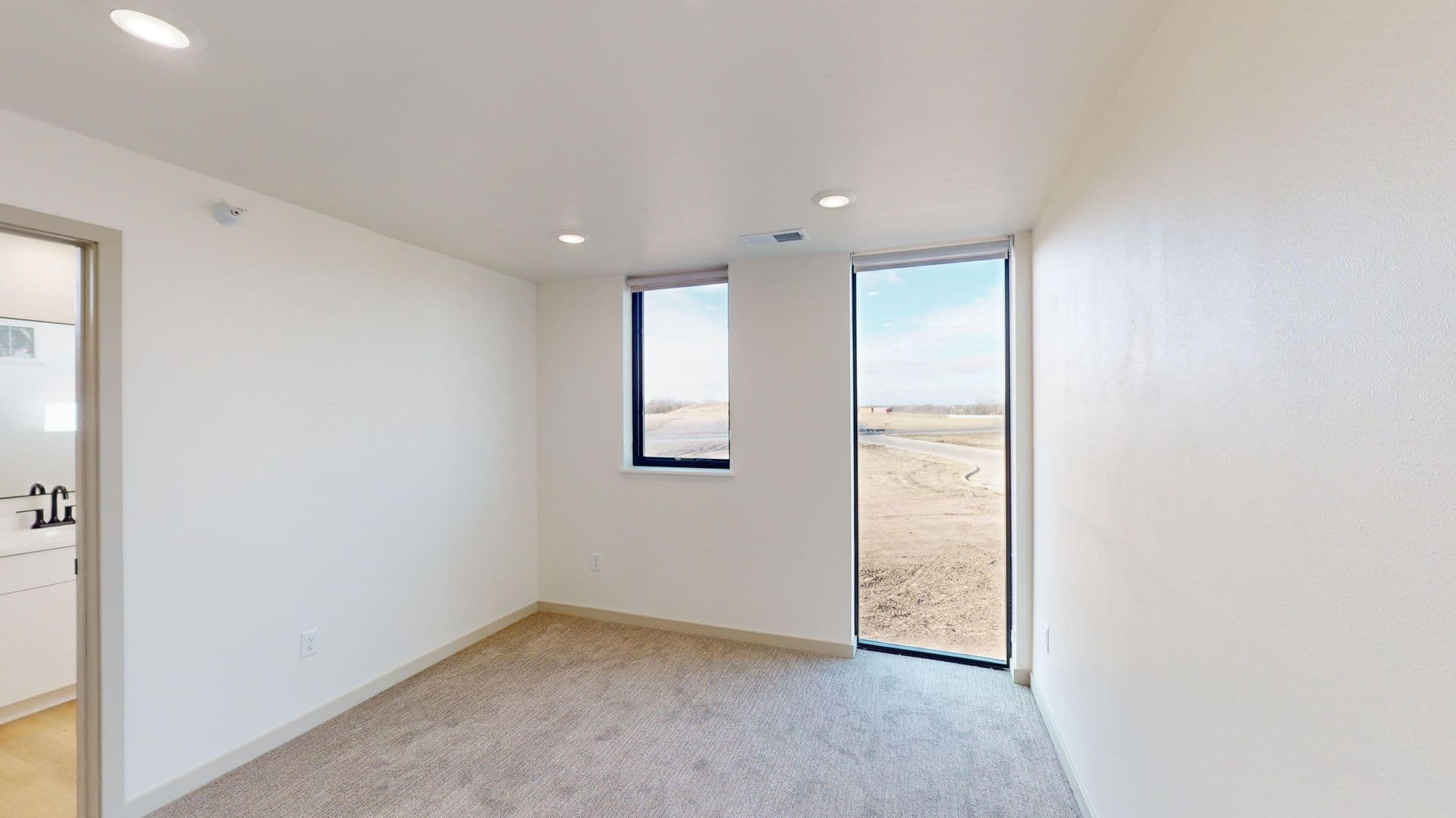 Brandon Apartment: 2401 E Country Club Ave