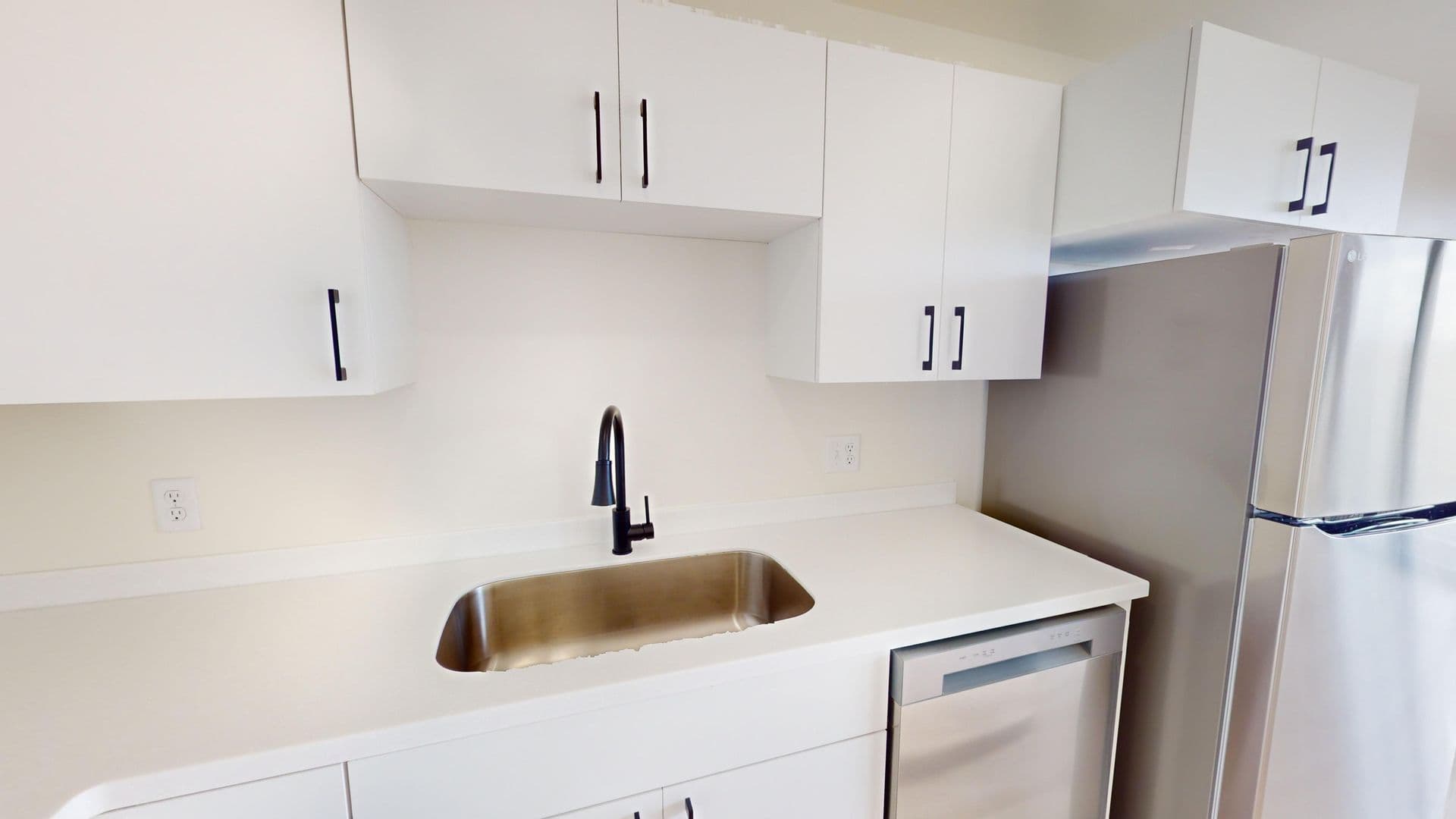 Brandon Apartment: 2401 E Country Club Ave