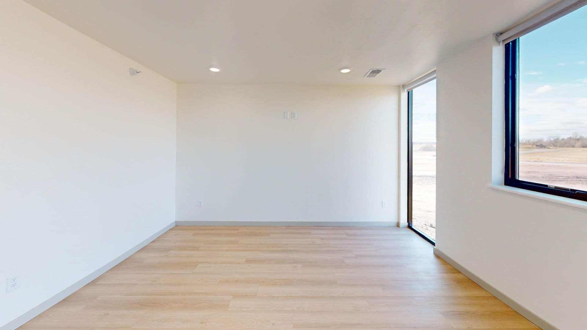 Brandon Apartment: 2401 E Country Club Ave