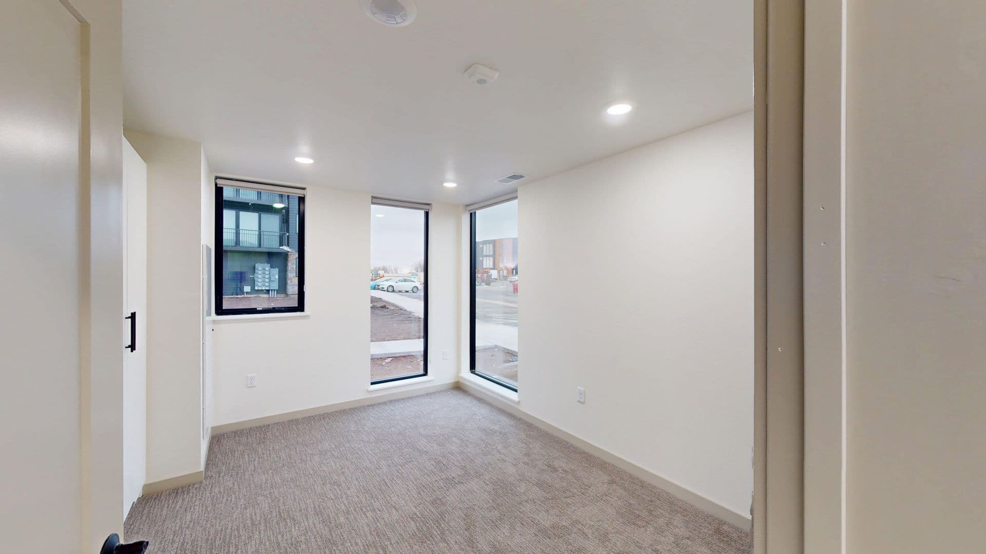 Brandon Apartment: 2401 E Country Club Ave